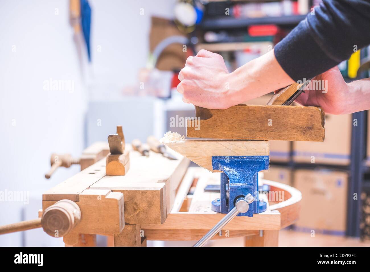 Nahaufnahme der Ebene zum Glätten von Holz, Werkstatt Stockfoto