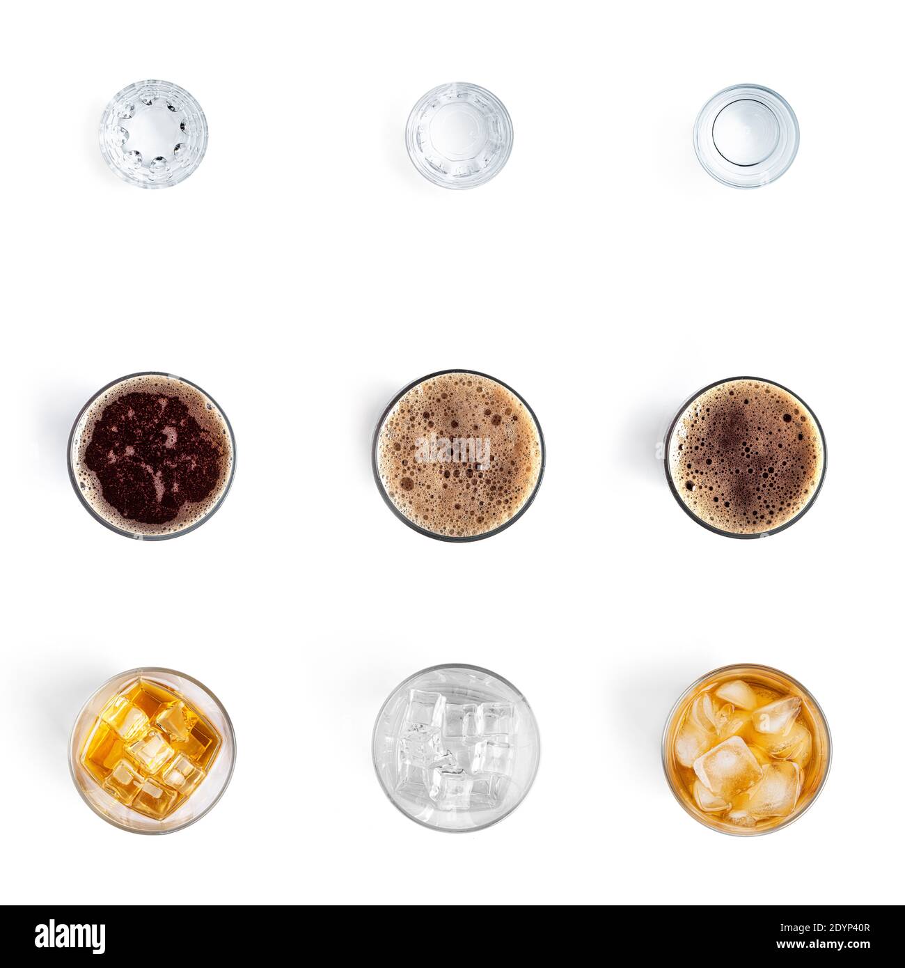 Alkoholische Getränke in Gläsern isoliert auf weißem Hintergrund. Bier- und Whiskey-Sammlung. Hochwertige Fotos Stockfoto