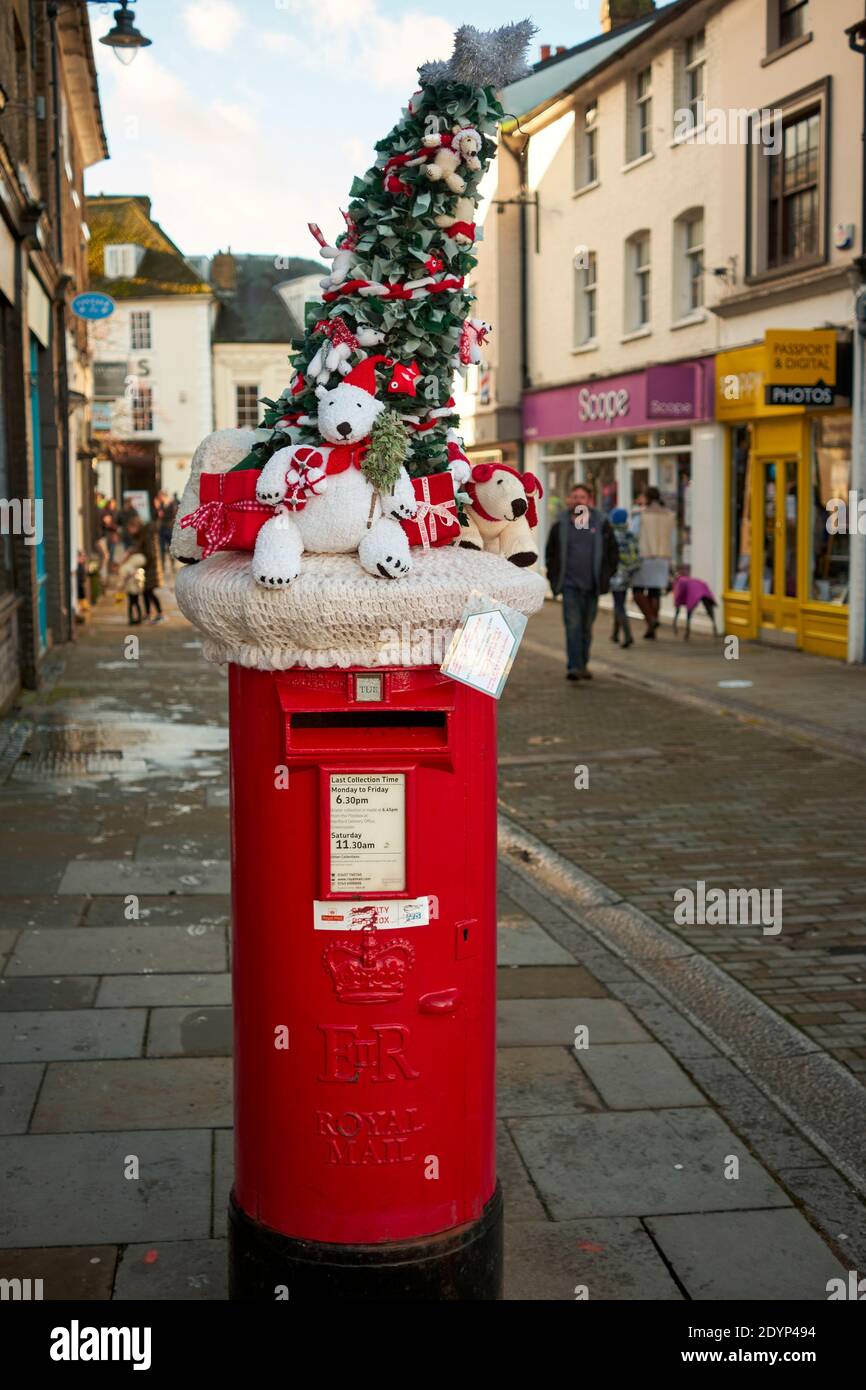 Weihnachten Garn bombardiert Briefkasten Stockfoto