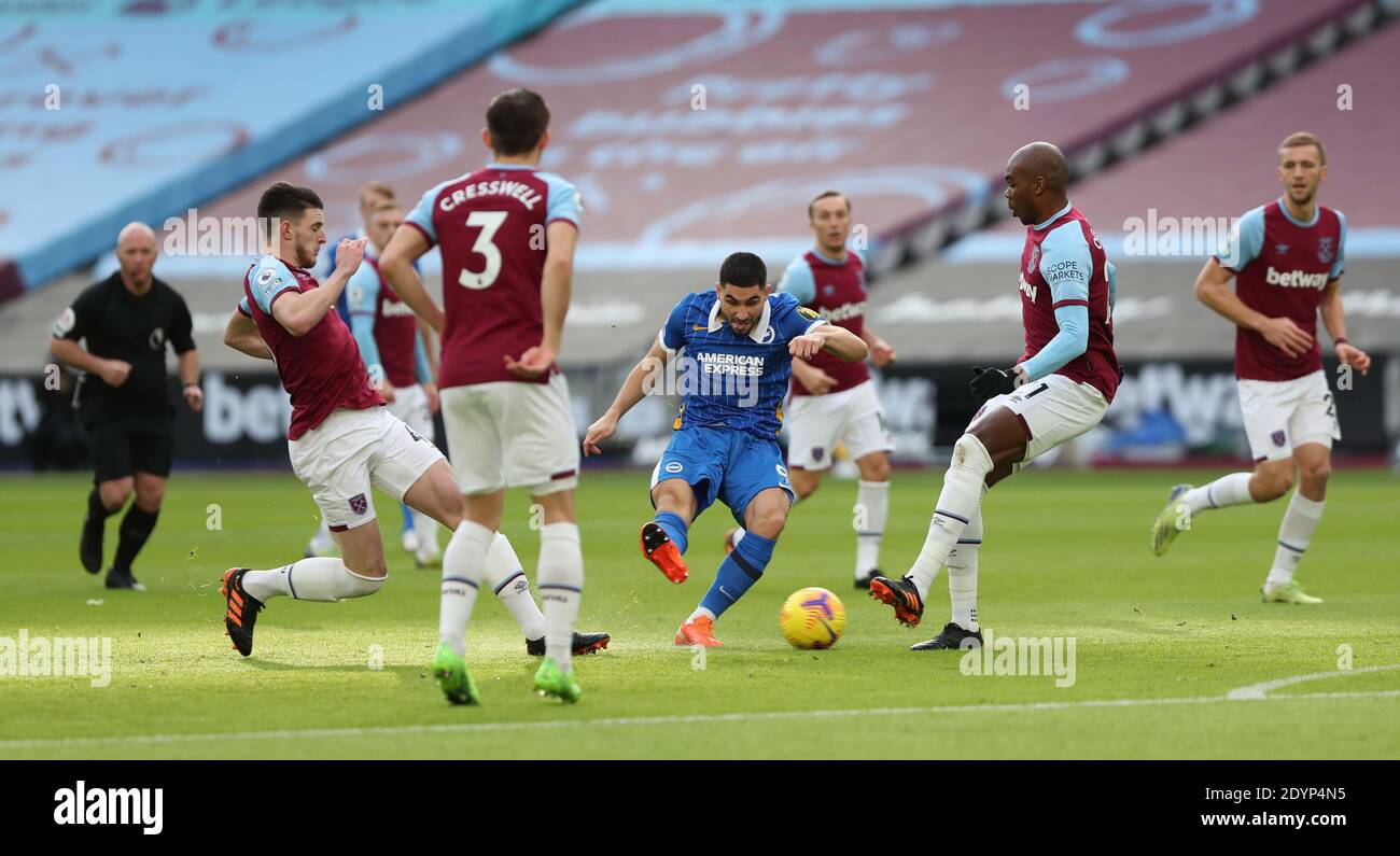 London, Großbritannien. Dezember 2020. Neal Maupay von Brighton schießt während des Premier League-Spiels zwischen West Ham United und Brighton & Hove Albion im London Stadium. Kredit: James Boardman/Alamy Live Nachrichten Stockfoto