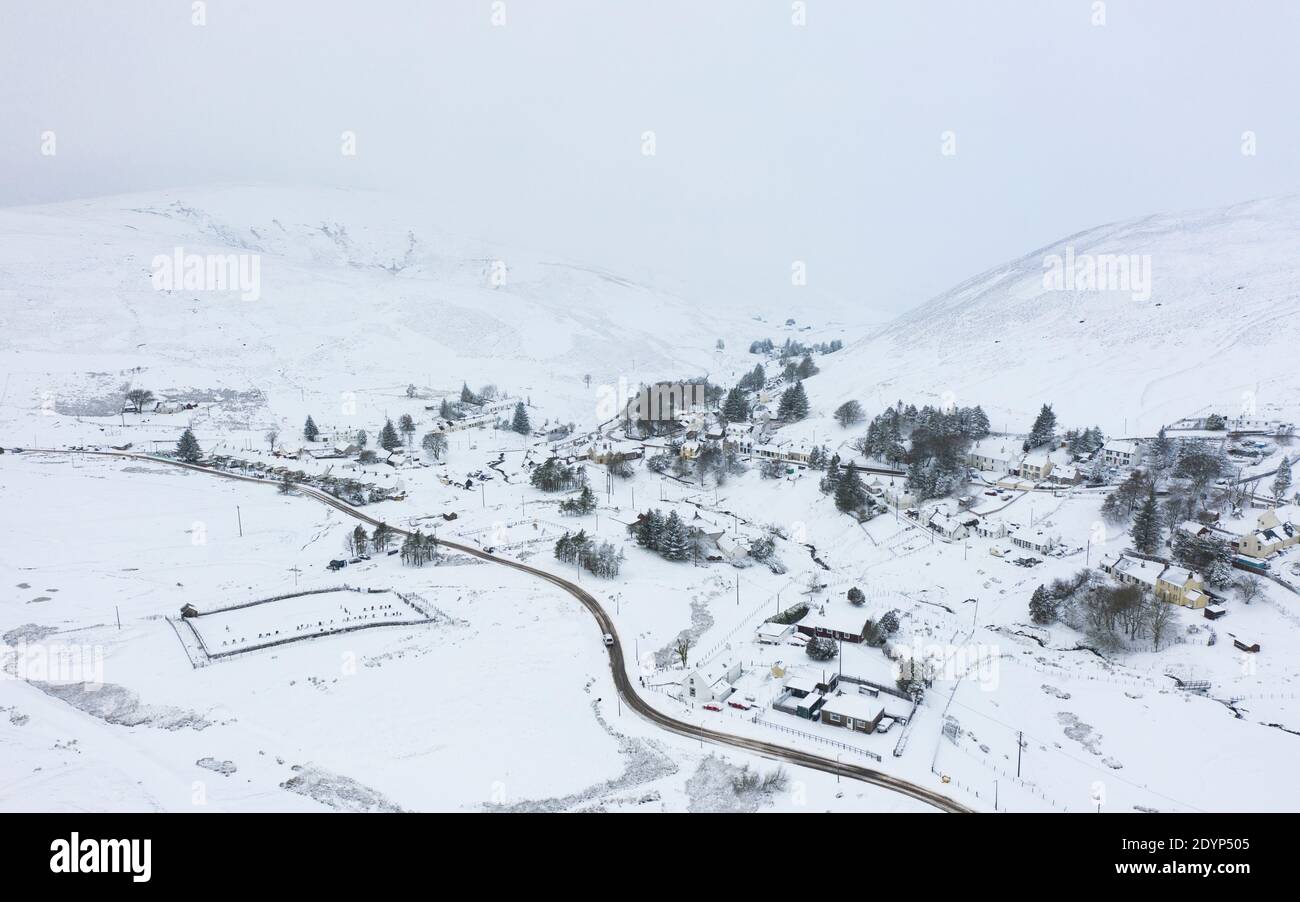 Wanlockhead, Schottland, Großbritannien. 27 Dezember 2020. Schwerer Schnee fällt auf Schottlands höchstgelegenes Dorf Wanlockhead in Dumfries und Galloway. Bild; Luftaufnahme des Dorfes im Jetzt. Iain Masterton/Alamy Live News Stockfoto