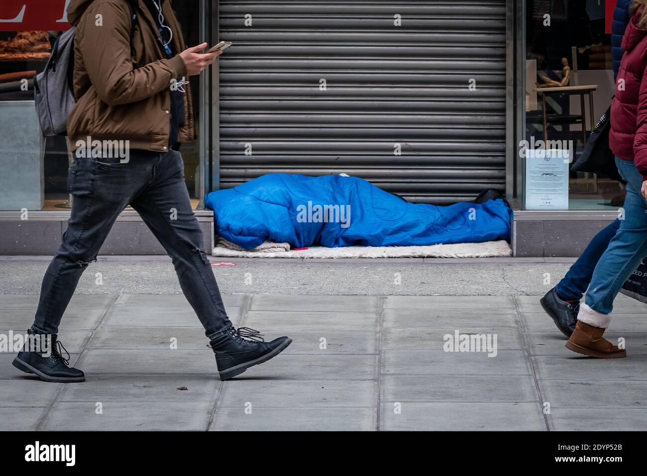 Boxing Day: Ein rauer Schläfer während des Tages auf der Oxford Street, London, Großbritannien. Stockfoto
