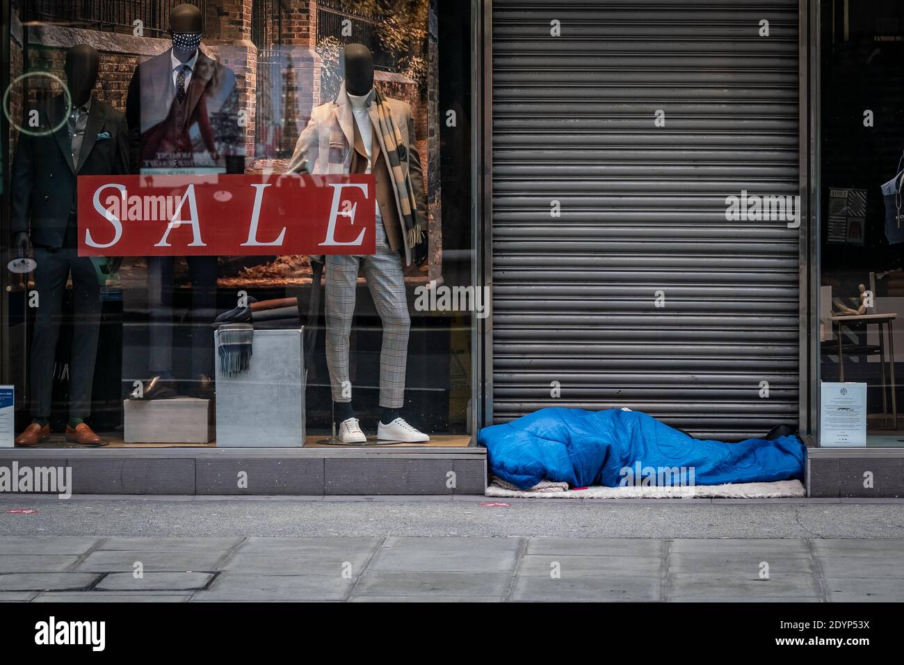 Boxing Day: Ein rauer Schläfer während des Tages auf der Oxford Street, London, Großbritannien. Stockfoto