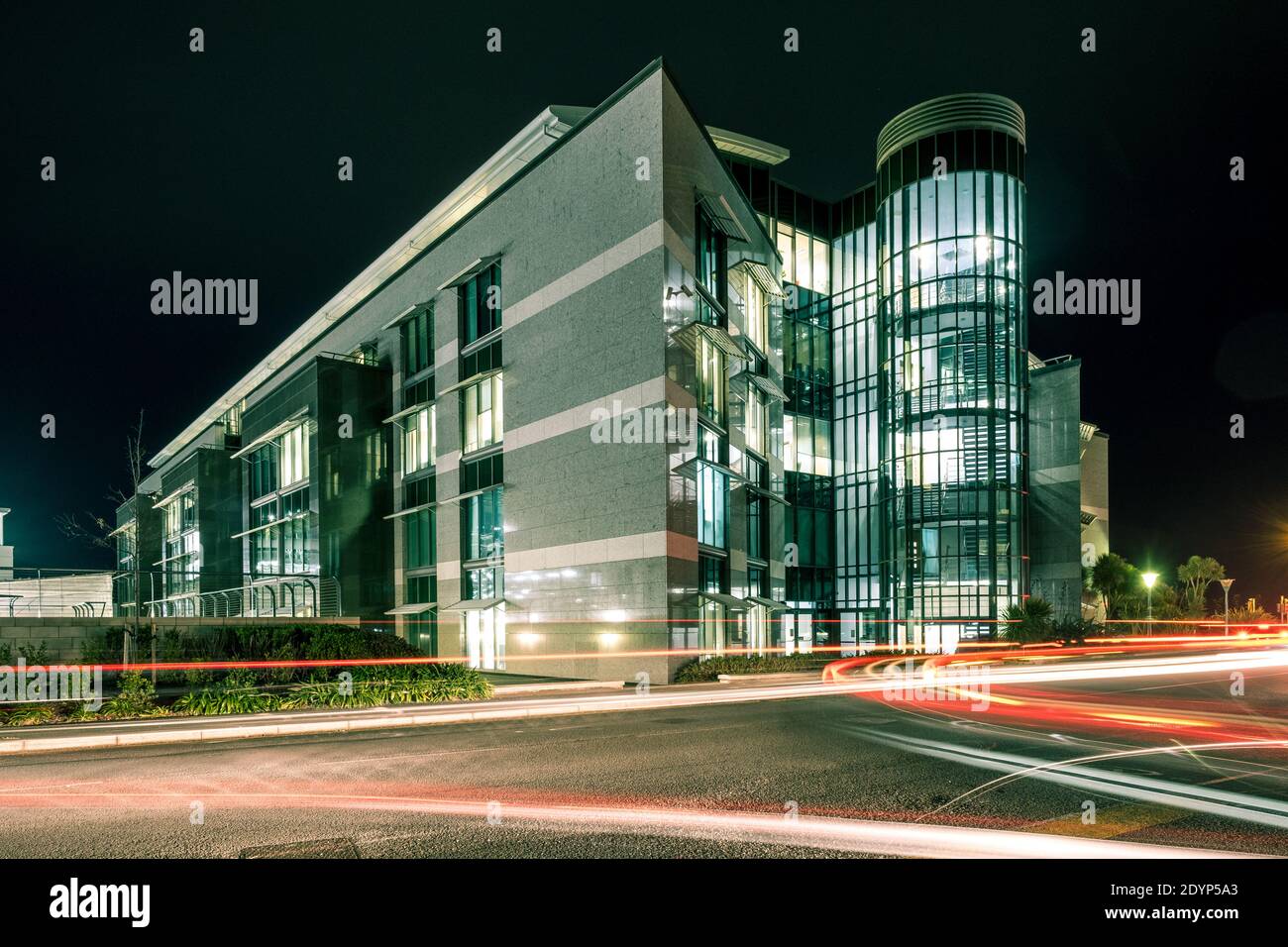 Bürogebäude bei Nacht, Trafalgar Court, Guernsey Stockfoto