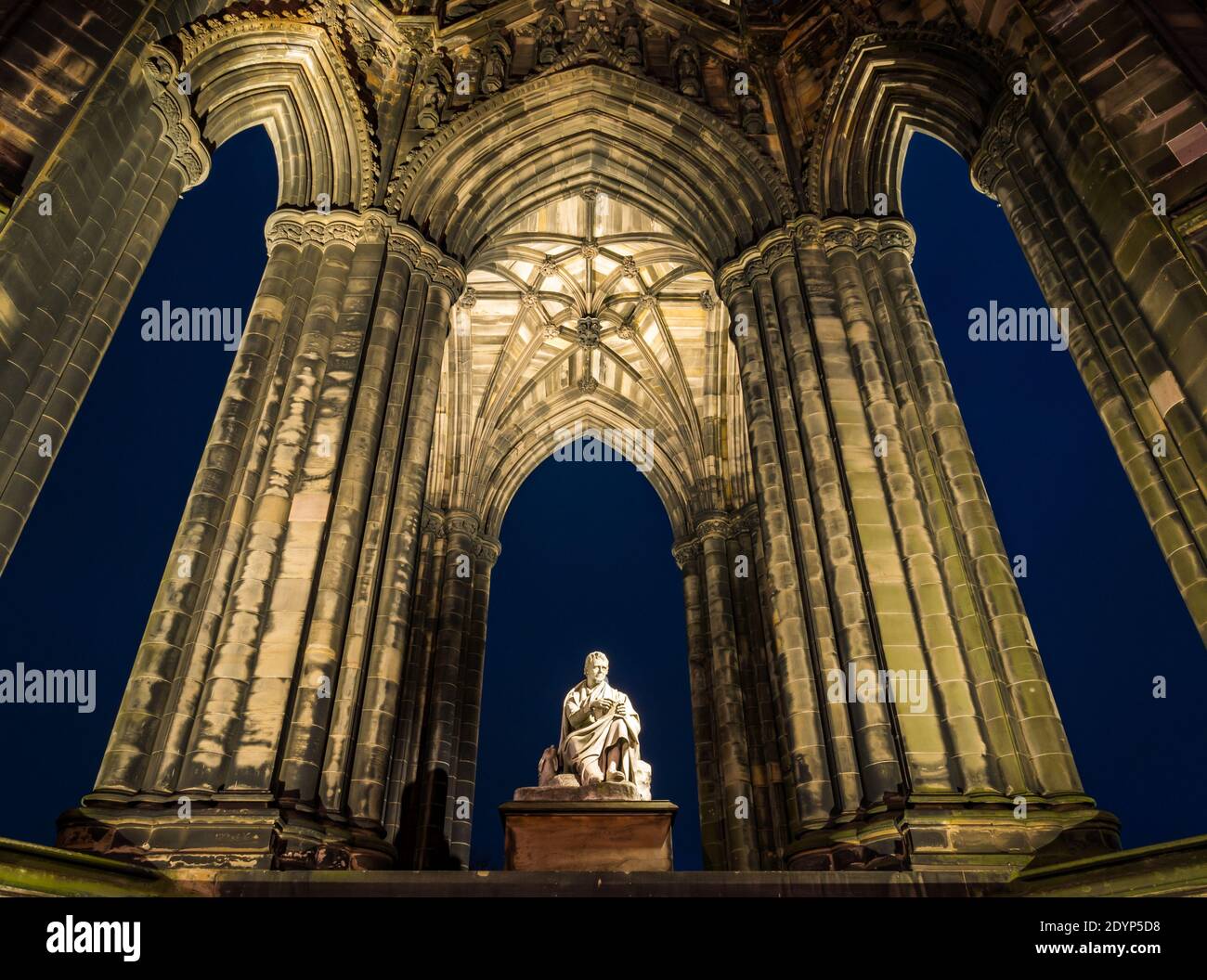 Viktorianisches gotisches Sir Walter Scott Denkmal von Sir John Steell beleuchtet in der Nacht, Princes Street, Edinburgh, Schottland, Großbritannien Stockfoto