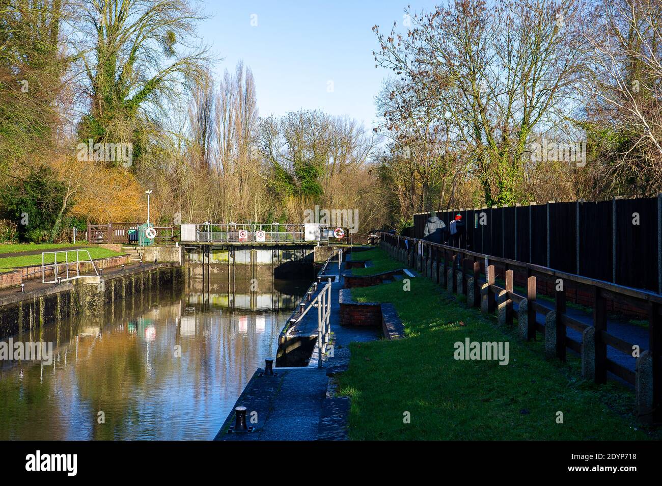 Windsor, Berkshire, Großbritannien. Dezember 2020. Romney Lock an der Themse in Windsor. Nachdem der Sturm Bella gestern Abend durch Teile Großbritanniens gefegt war, war es ein heller, sonniger Tag in Windsor. Quelle: Maureen McLean/Alamy Stockfoto