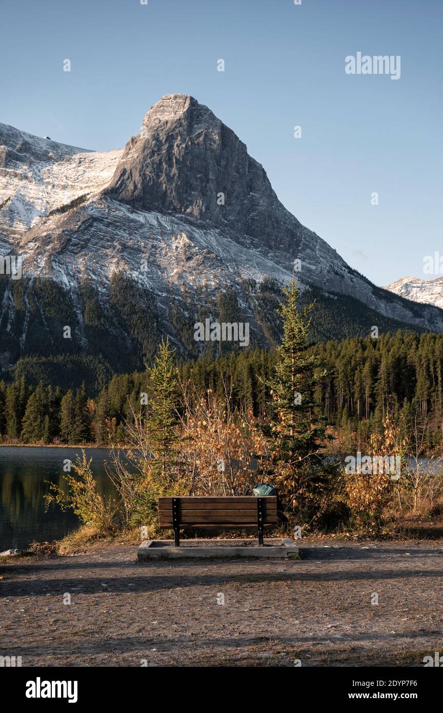 Mount Rundle mit Holzbank auf Rundle Forebay im Herbst bei Canmore, Kanada Stockfoto