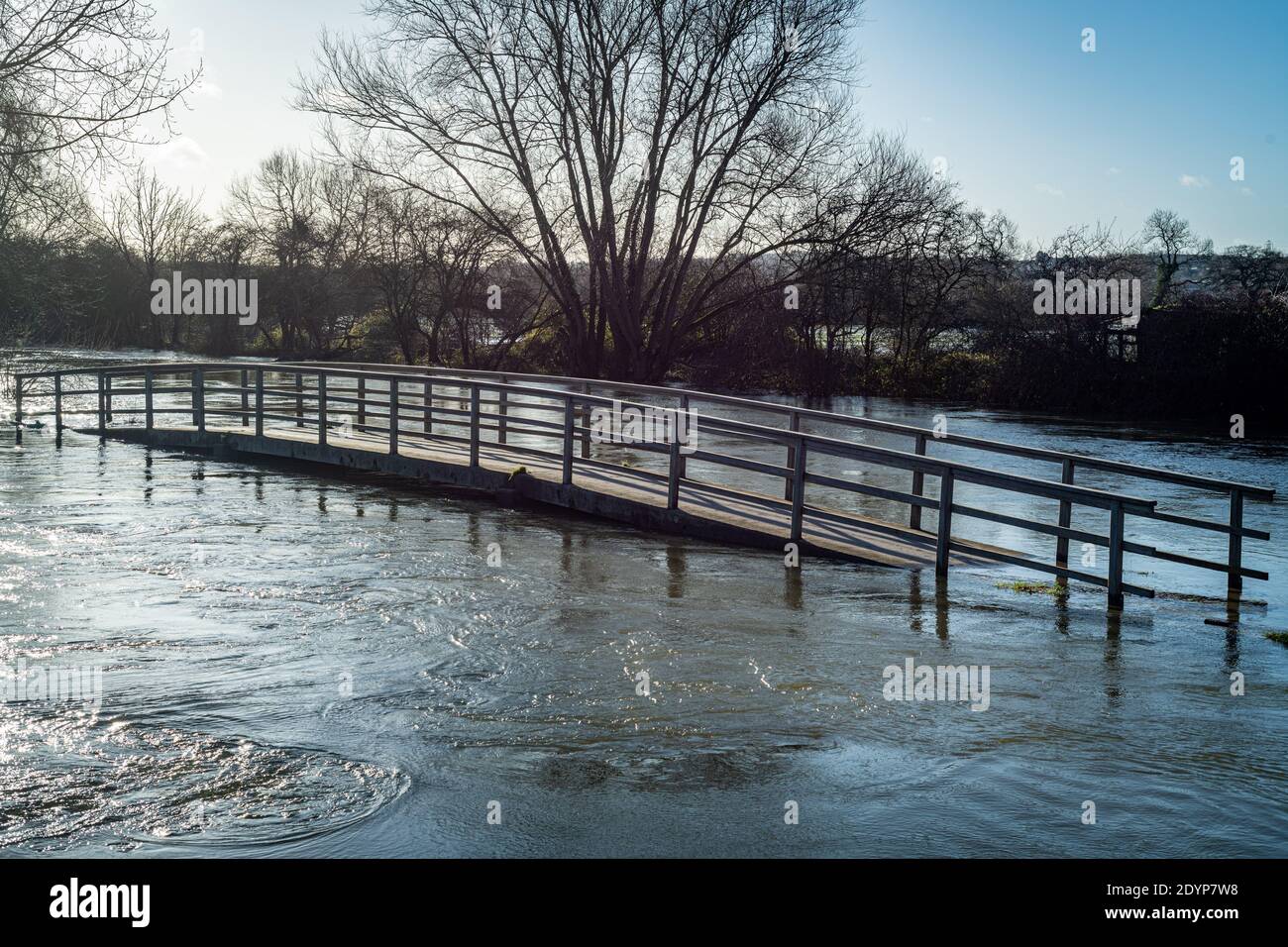 Oxford, Oxfordshire, Großbritannien. 27. Dezember 2020. Fußgängerbrücke entlang der Themse ist überflutet. Überschwemmungen in Oxfordshire. Sturm Bella brachte noch mehr Regen nach Oxford und verursachte Überschwemmungen in tief liegenden Gebieten. Viele Menschen sind aus der Ausübung in der Sonne. Kredit: Sidney Bruere/Alamy Live Nachrichten Stockfoto