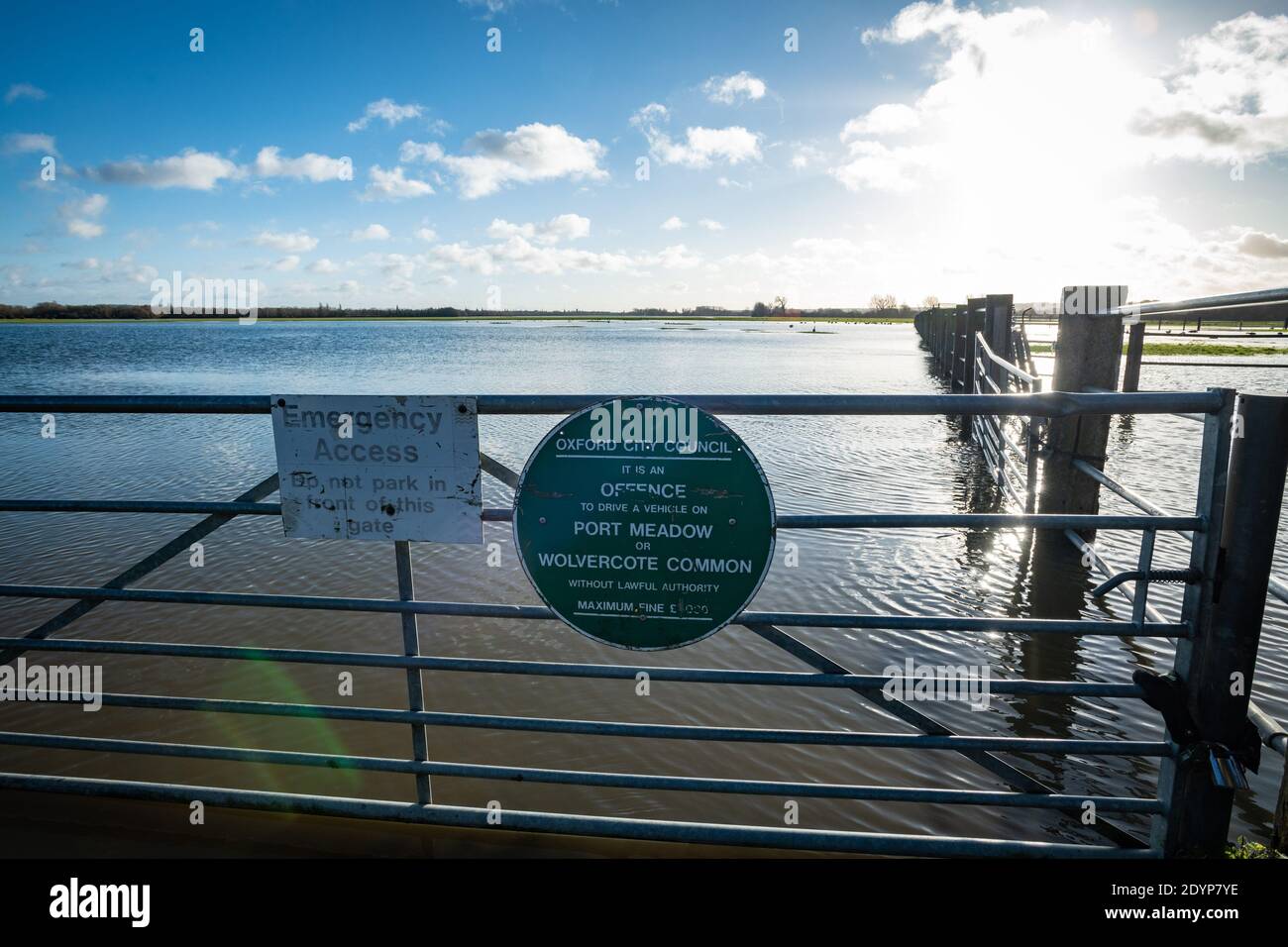 Wolvercote, Oxfordshire, Großbritannien. 27. Dezember 2020. Port Meadow ist überflutet, einschließlich der Noteinfahrt. Überschwemmungen in Oxfordshire. Sturm Bella brachte noch mehr Regen nach Oxfordshire und verursachte Überschwemmungen in tief liegenden Gebieten. Viele Menschen sind aus der Ausübung in der Sonne. Kredit: Sidney Bruere/Alamy Live Nachrichten Stockfoto