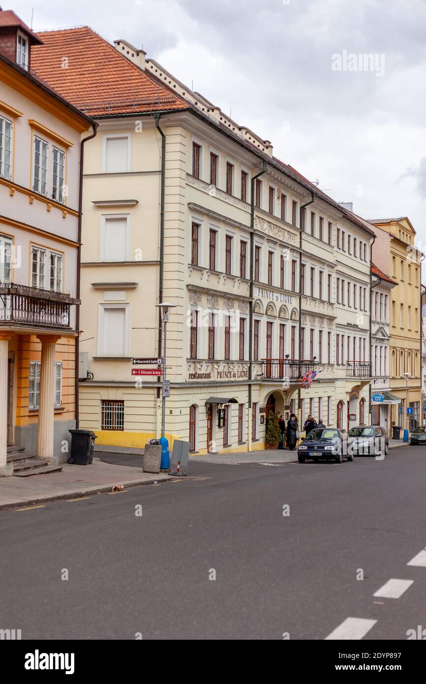 Alte Gebäude an einer Straße in Teplice, Tschechische Republik Stockfoto