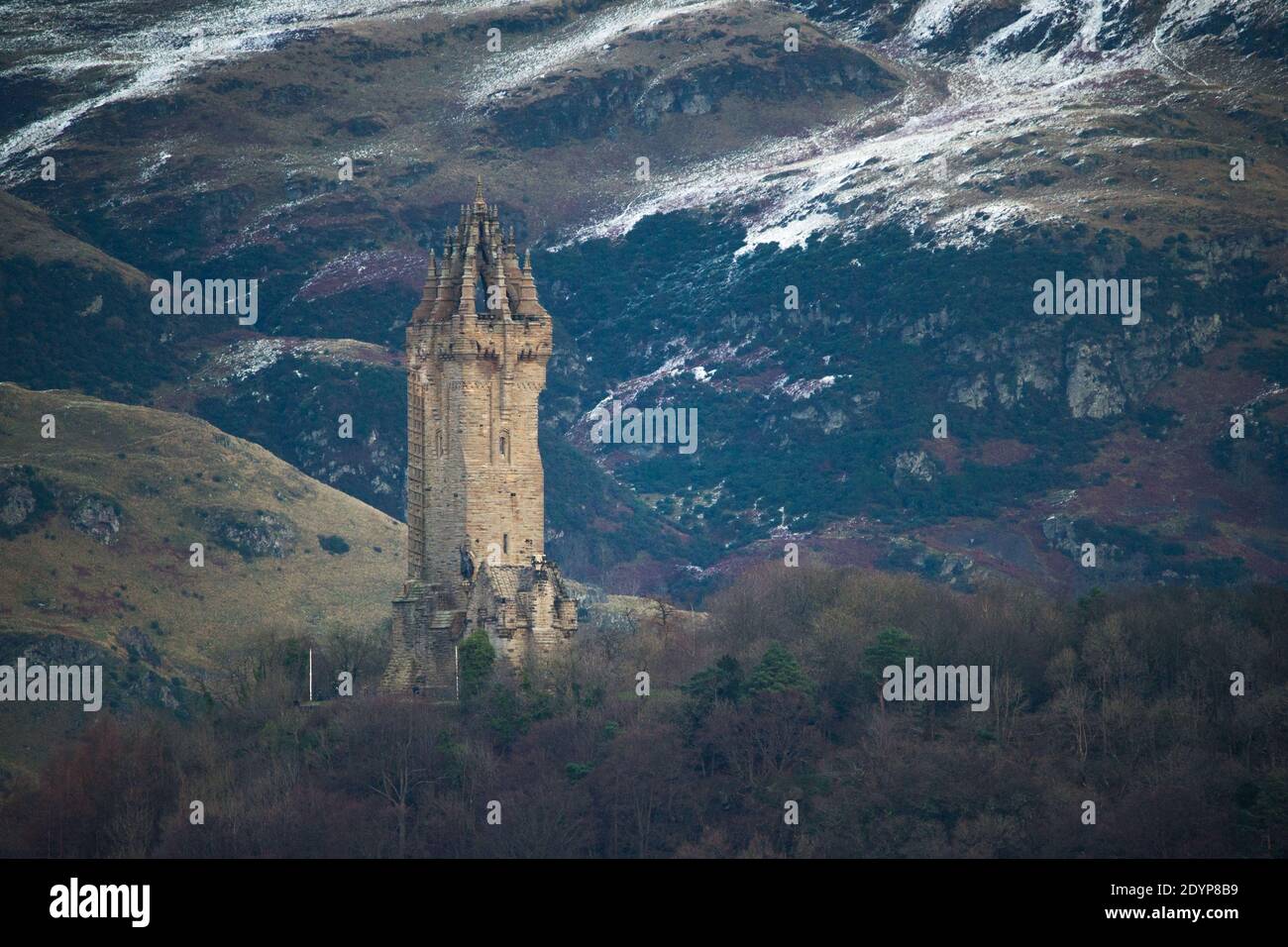 Stirling, Schottland, Großbritannien. Dezember 2020. Im Bild: Tag zwei der festlichen Phase 4-Sperre für das schottische Festland. Ein kleines Fenster im Wetter taucht aus der gelben Wetterwarnung auf, die ausgegeben wurde, als Storm Bella über Nacht Schneefall gibt und einen Staubwedel von Weiß auf den Ochill Hills hinterlässt. Quelle: Colin Fisher/Alamy Live News Stockfoto