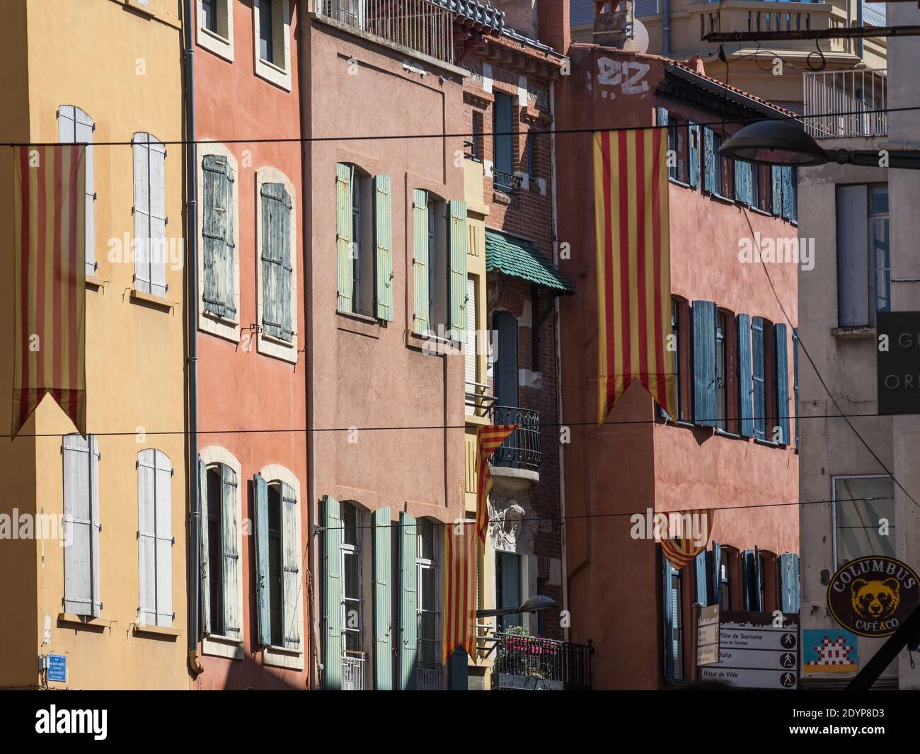 Perpignan ist die Präfektur des Departements Pyrénées-Orientales im Südwesten Frankreichs, in der Ebene von Roussillon, am Fuße der Pyrenäen. Stockfoto