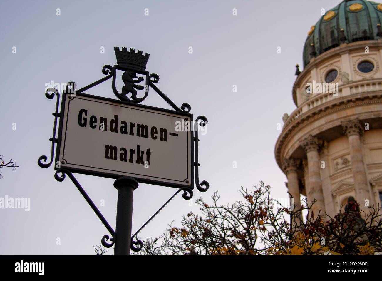 Sonnenuntergang am Gendarmenmarkt leerer Markt während der Coronavirus-Pandemie in Mitte Berlin Stockfoto