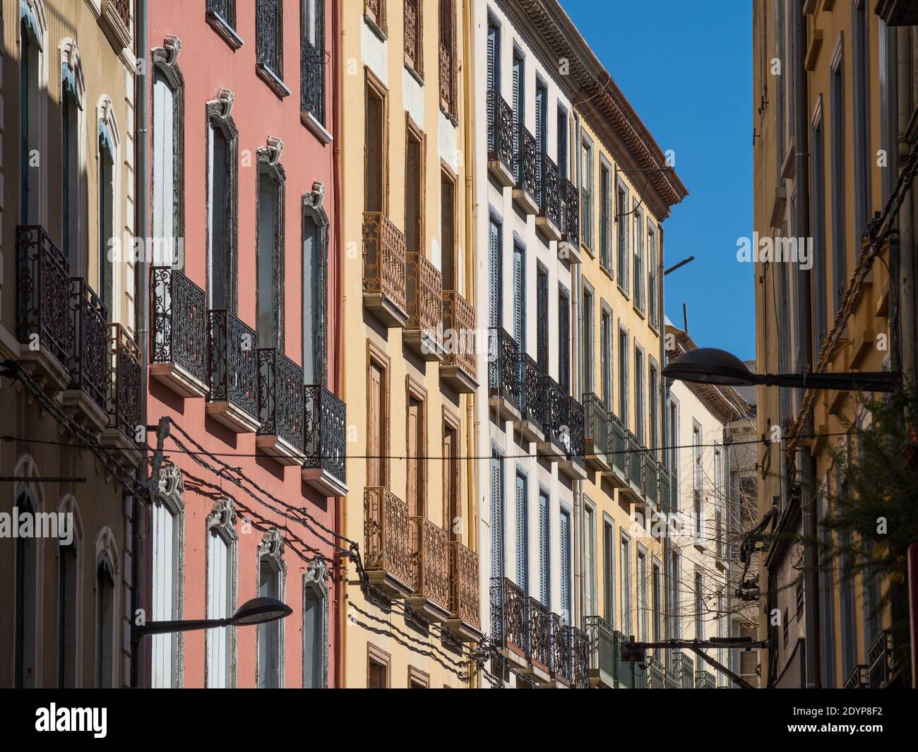 Perpignan ist die Präfektur des Departements Pyrénées-Orientales im Südwesten Frankreichs, in der Ebene von Roussillon, am Fuße der Pyrenäen. Stockfoto