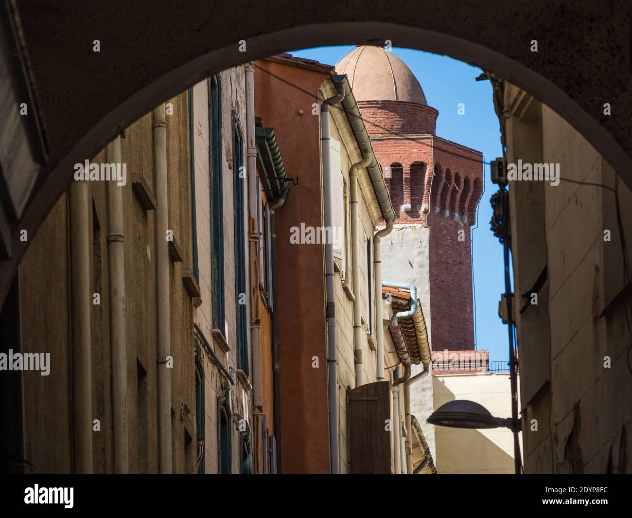 Perpignan ist die Präfektur des Departements Pyrénées-Orientales im Südwesten Frankreichs, in der Ebene von Roussillon, am Fuße der Pyrenäen. Stockfoto