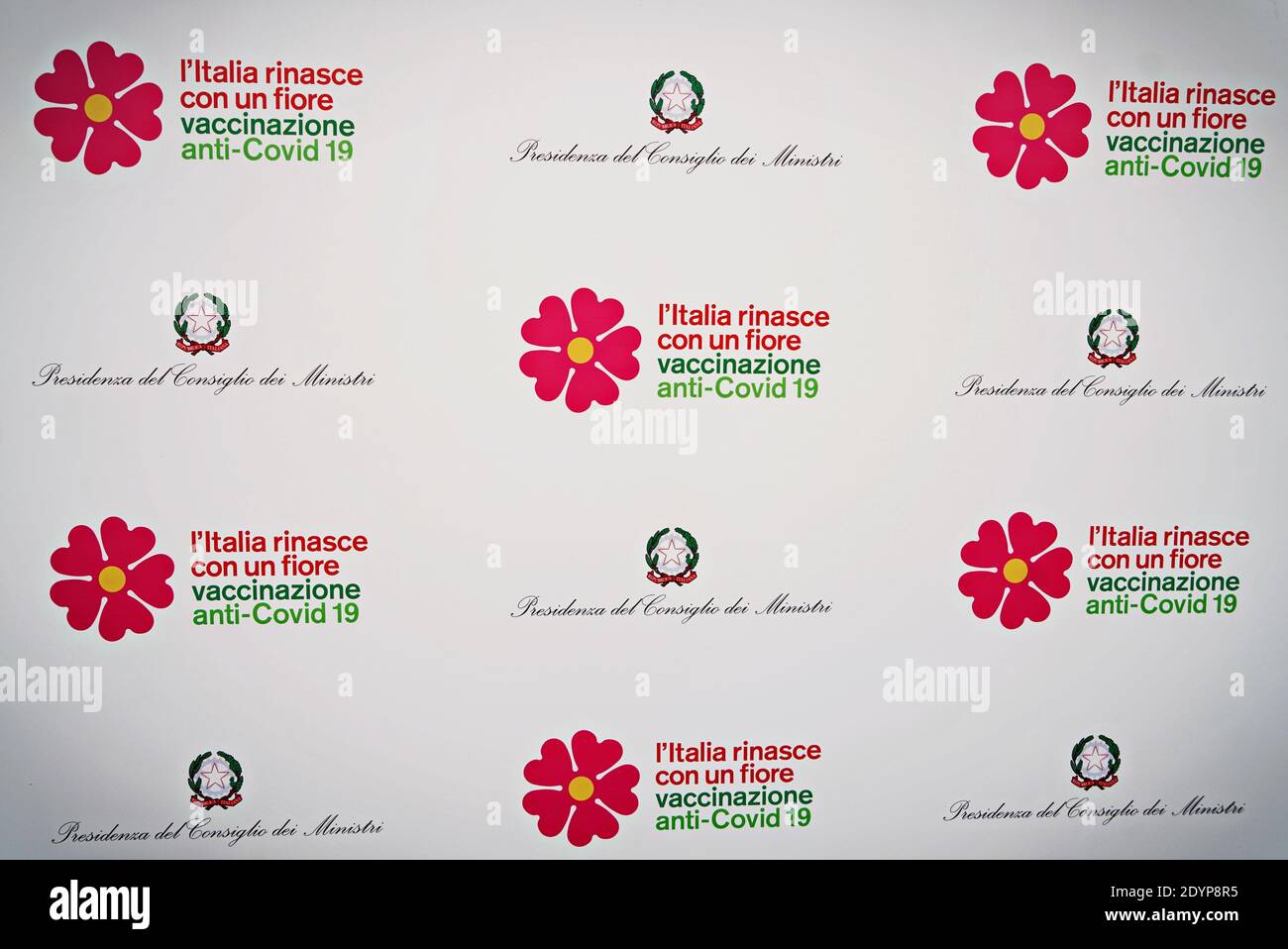 Eine Kulisse mit Primrose-Blumen-Logos, das Symbol der italienischen Impfkampagne COVID-19. Turin, Italien - 27. Dezember 2020 Stockfoto
