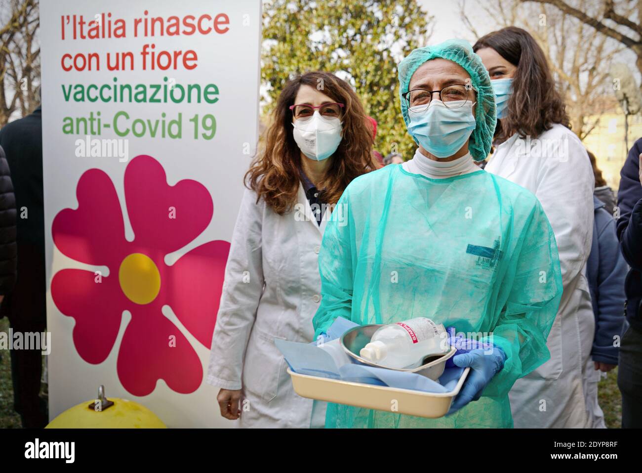 Gesundheitshelfer neben dem Primrose-Blumenplakat, dem Symbol der italienischen Impfkampagne COVID-19. Turin, Italien - 27. Dezember 2020 Stockfoto