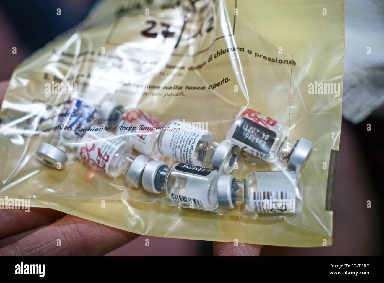 Leere Flaschen mit dem Coronavirus-Impfstoff von Pfizer nach der Anwendung im Krankenhaus Amedeo di Savoia. Turin, Italien - 27. Dezember 2020 Stockfoto
