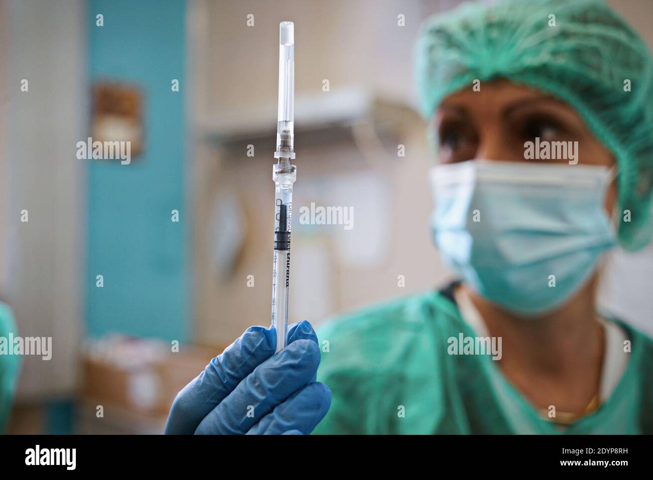 Nahaufnahme Hand der Ärztin trägt Gesichtsmaske schützende in Labor halten Spritze mit Pfizers Coronavirus-Impfstoff, im Amedeo di Savoia Krankenhaus. Di Stockfoto