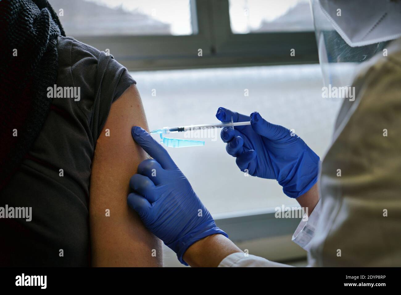 Beginn der Impfung gegen Covid-19 erhält eine Person den Coronavirus-Impfstoff von Pfizer im Krankenhaus Amedeo di Savoia. Turin, Italien - 2. Dezember Stockfoto