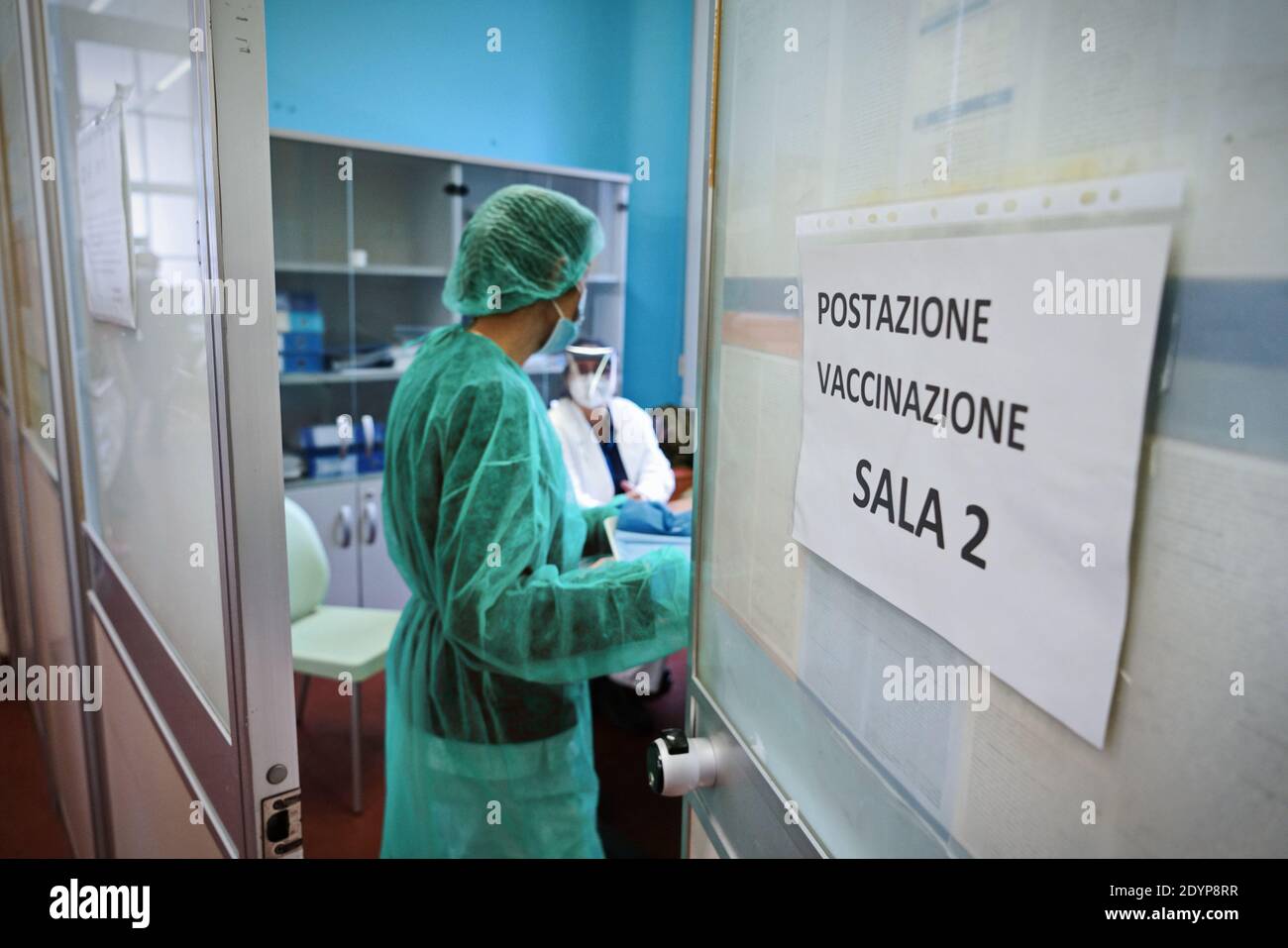Gesundheitshelfer am ersten Tag der Impfkampagne gegen COVID 19 im Krankenhaus Amedeo di Savoia. Turin, Italien - Dezember 27, Stockfoto