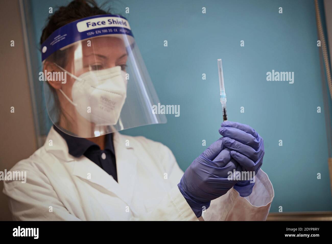 Nahaufnahme Hand der Ärztin trägt Gesichtsmaske schützende in Labor halten Spritze mit Pfizers Coronavirus-Impfstoff, im Amedeo di Savoia Krankenhaus. Di Stockfoto