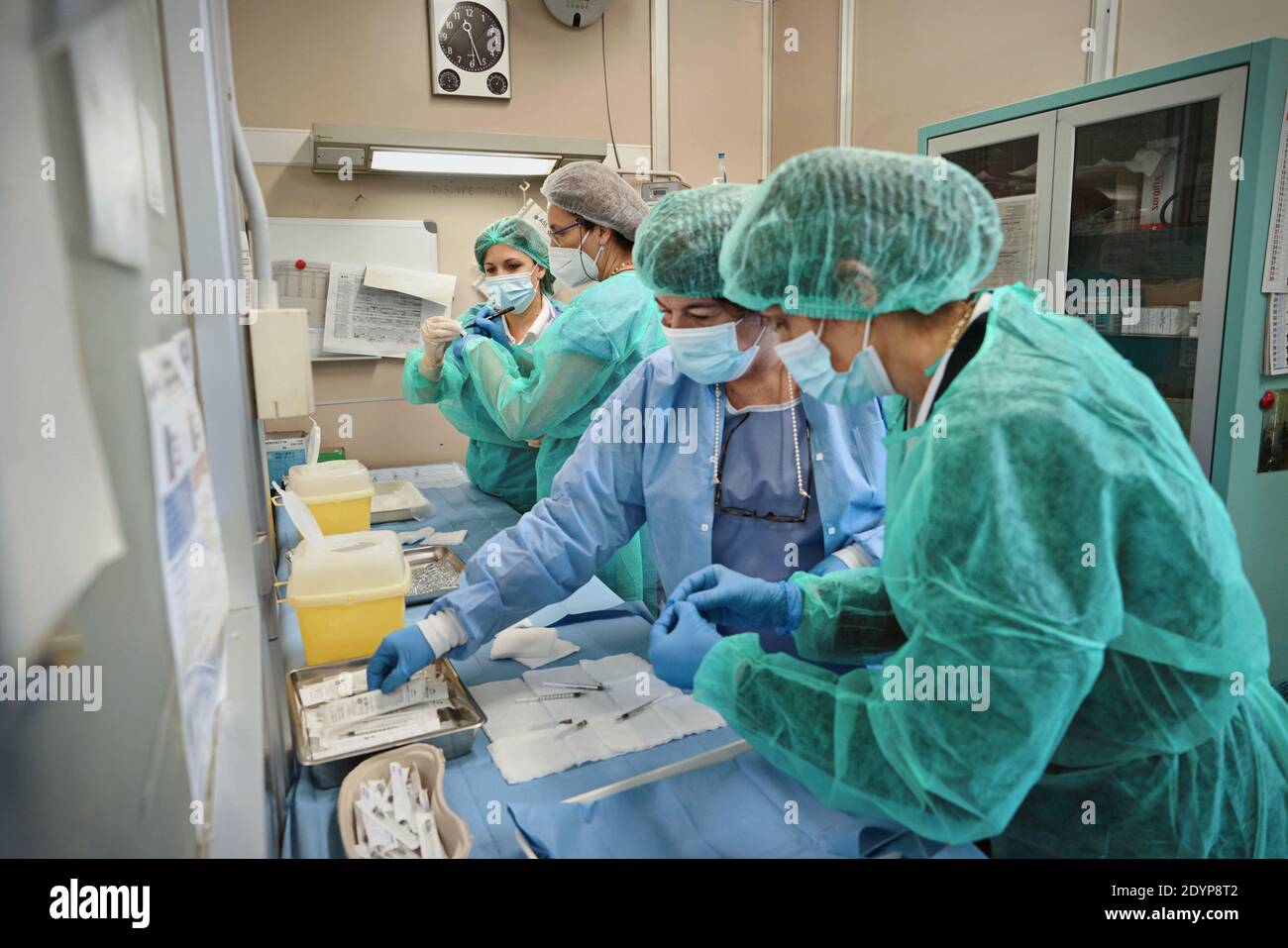 Gesundheitshelfer am ersten Tag der Impfkampagne gegen COVID 19 im Krankenhaus Amedeo di Savoia. Turin, Italien - Dezember 27, Stockfoto