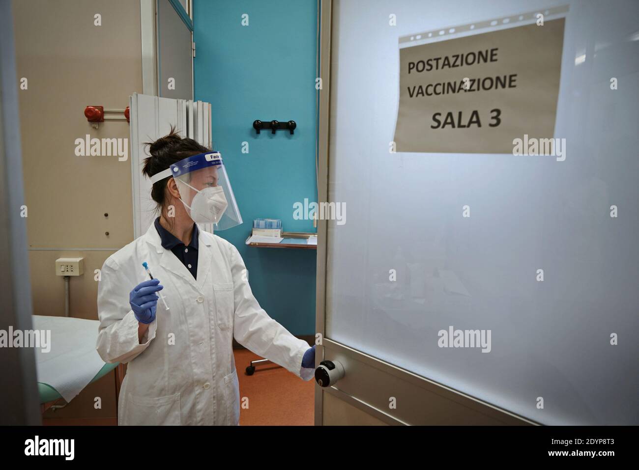 Gesundheitshelfer am ersten Tag der Impfkampagne gegen COVID 19 im Krankenhaus Amedeo di Savoia. Turin, Italien - Dezember 27, Stockfoto