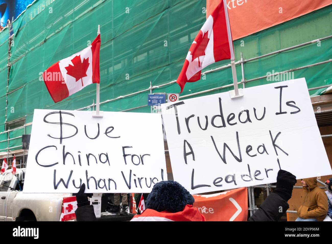 Ein Protestler verurteilt China wegen COVID-19 und Premierminister Justin Trudeau, weil er es bei einem Anti-Lockdown-Protest in Toronto, ON, nach Kanada zugelassen hat. Stockfoto