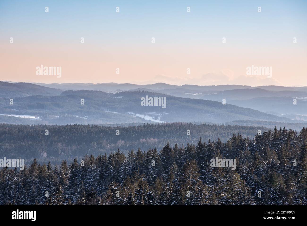 Sonniger Wintertag in den Bergen des Waldviertels, Österreich. Blick auf den Nordwald Stockfoto