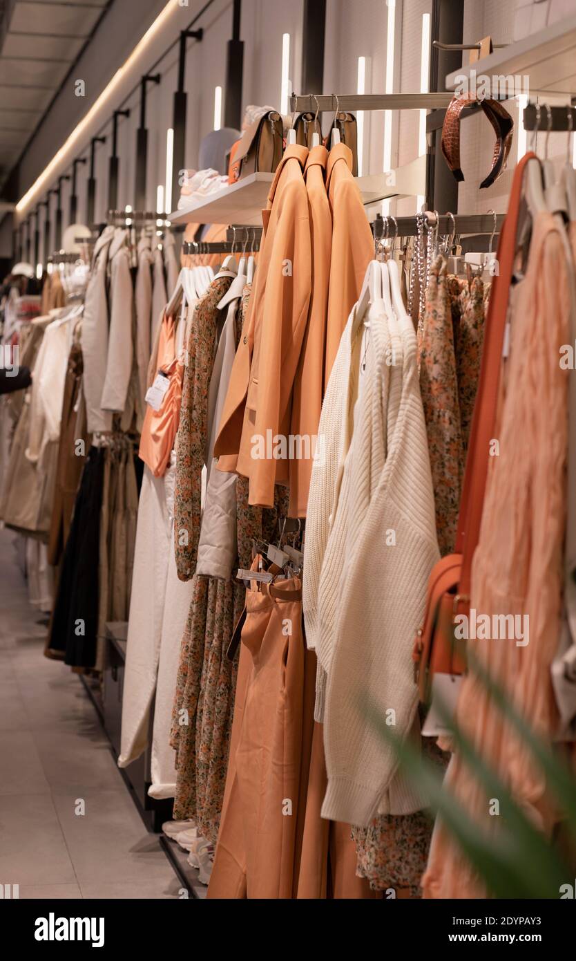 Damenbekleidungskollektion auf Kleiderbügeln im Laden. Das Konzept des bewussten Konsums und Recycling von Dingen. Stockfoto