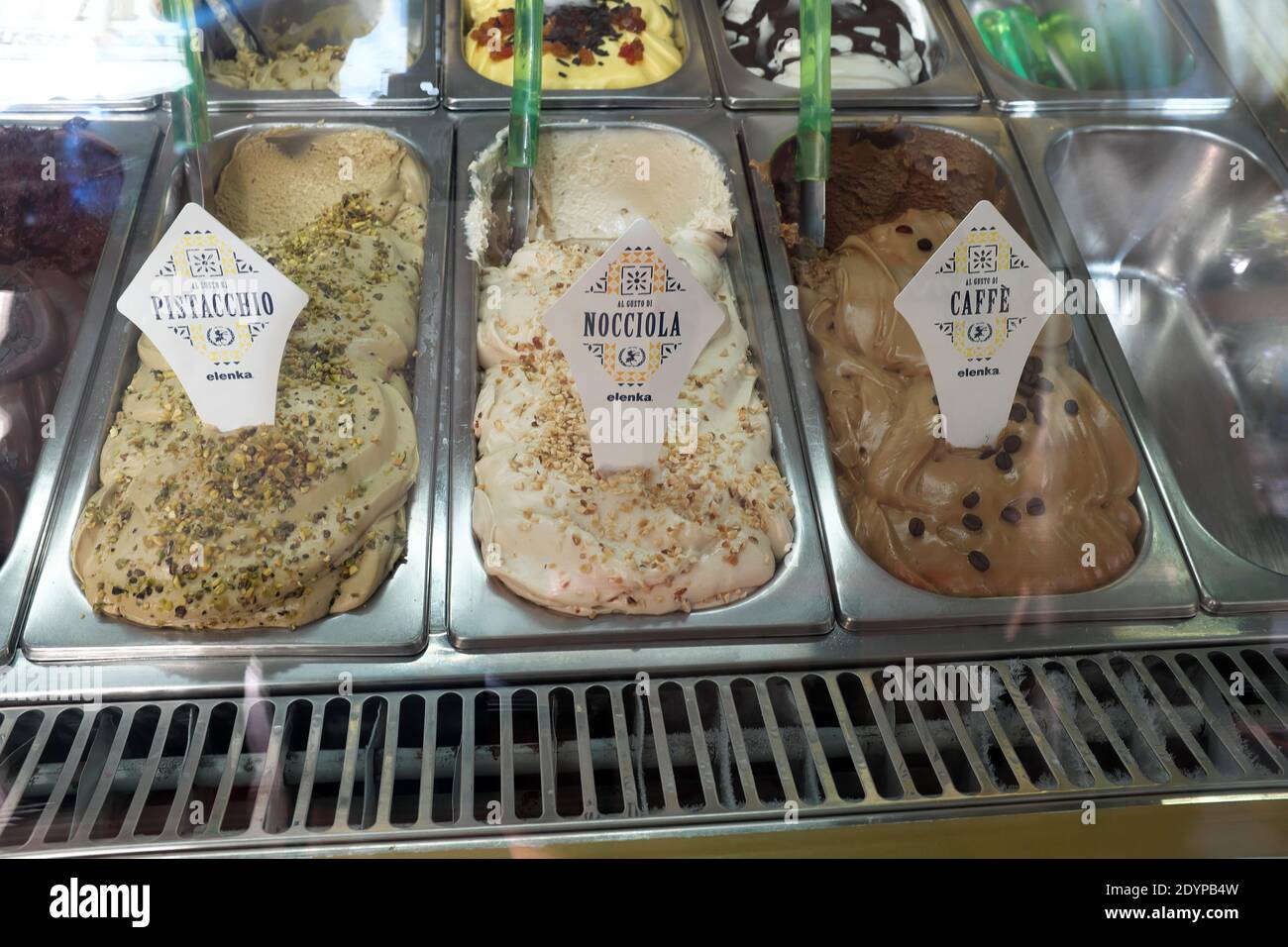 Drei Geschmacksrichtungen von Gelato zum Verkauf in EINEM Shop in Syrakus Sizilien Stockfoto
