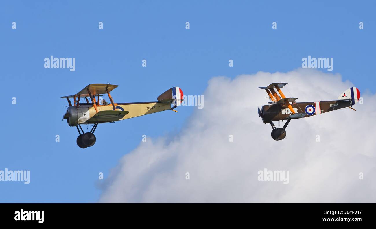 Jahrgang 1916 Sopwith Pup und Sopwith Triplane 1. Weltkrieg Flugzeuge im Flug. Stockfoto