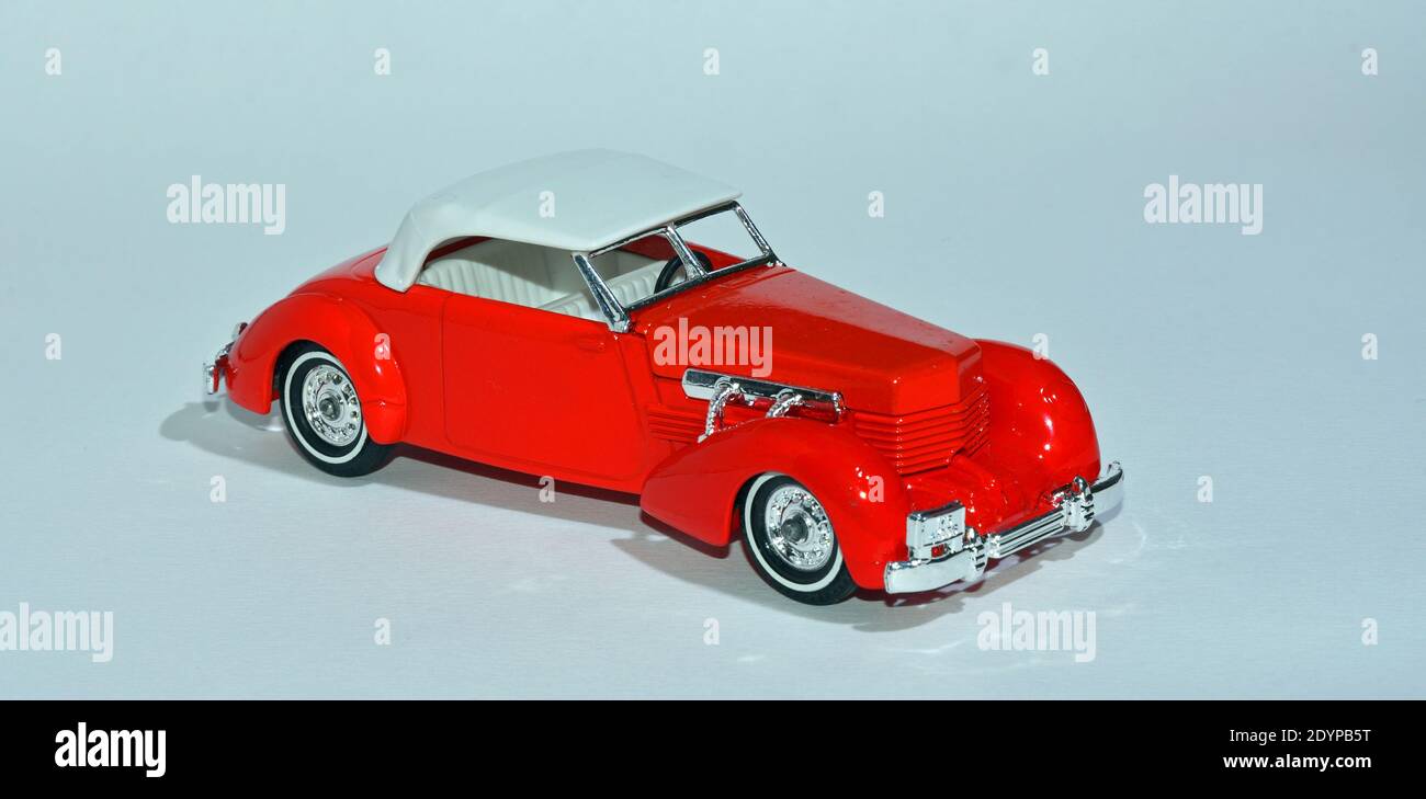 Toy 1937 Vintage Red Cord 812 Auto mit weißem Hintergrund. Stockfoto