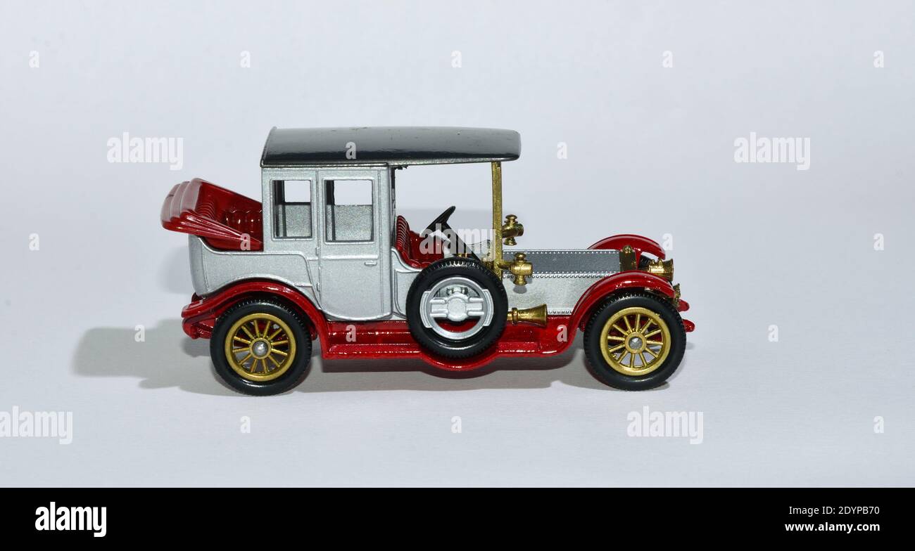 Spielzeug Diecast Modellauto 1912 Rolls Royce ein Matchbox von Lesney mit weißem Hintergrund. Stockfoto