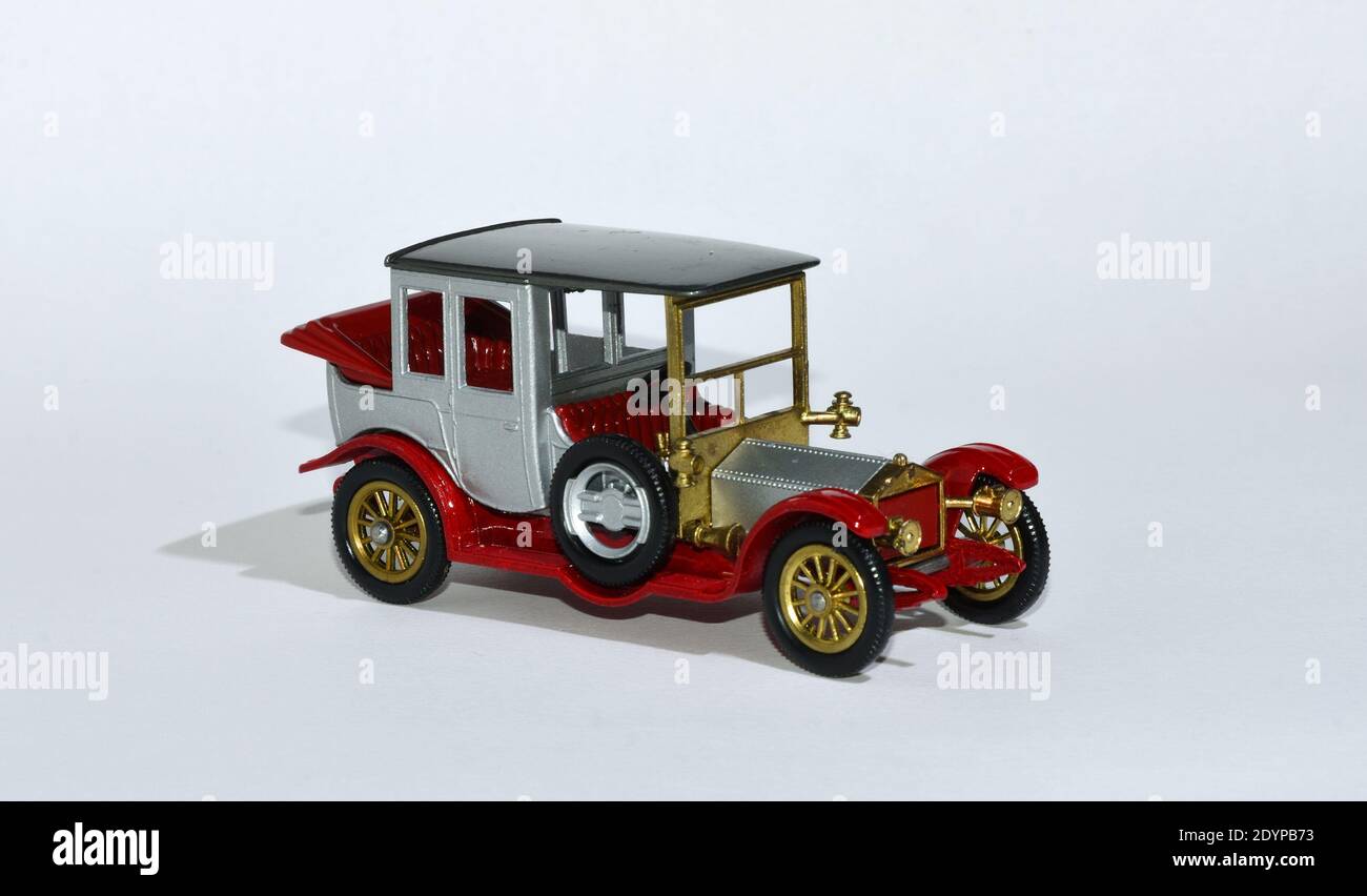 Spielzeug Diecast Modellauto 1912 Rolls Royce ein Matchbox von Lesney mit weißem Hintergrund. Stockfoto