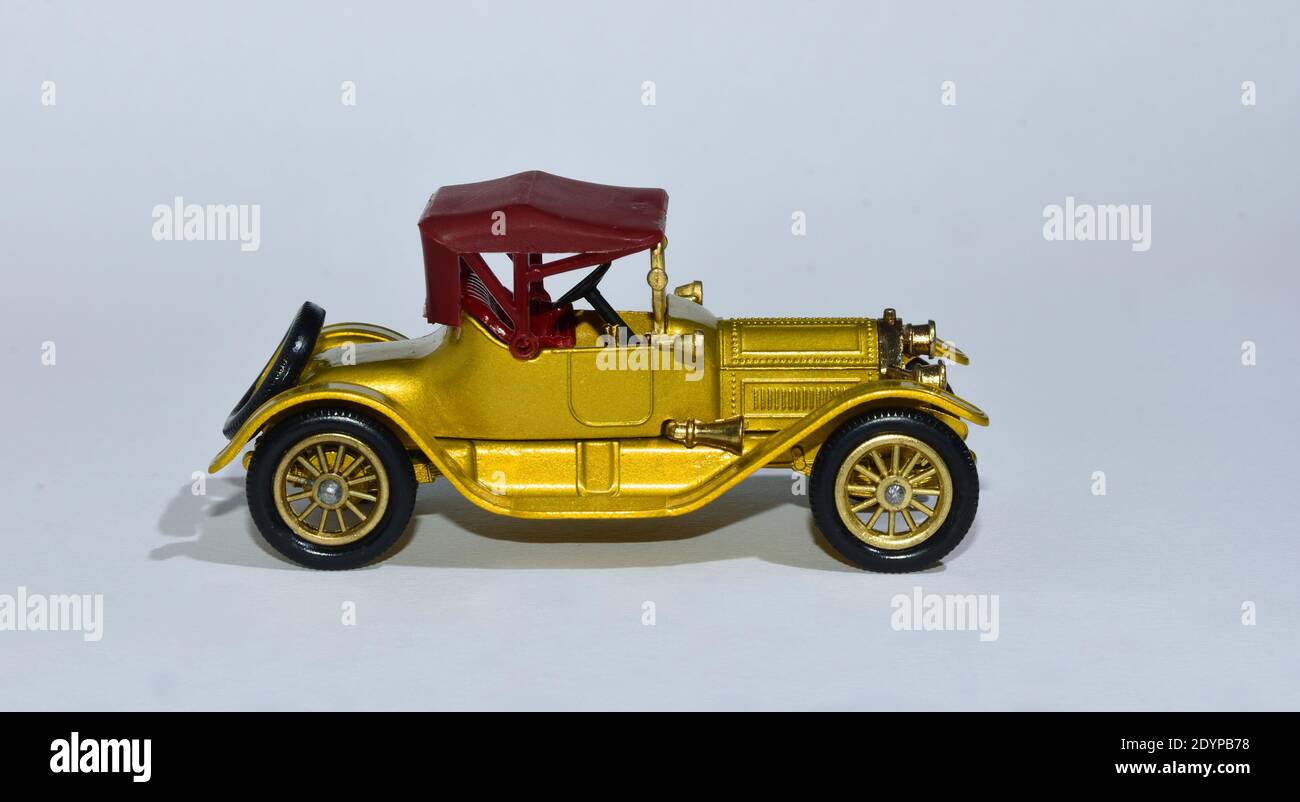 Spielzeug Diecast Modell Auto 1913 Cadillac ein Matchbox-Produkt von Lesney mit weißem Hintergrund. Stockfoto