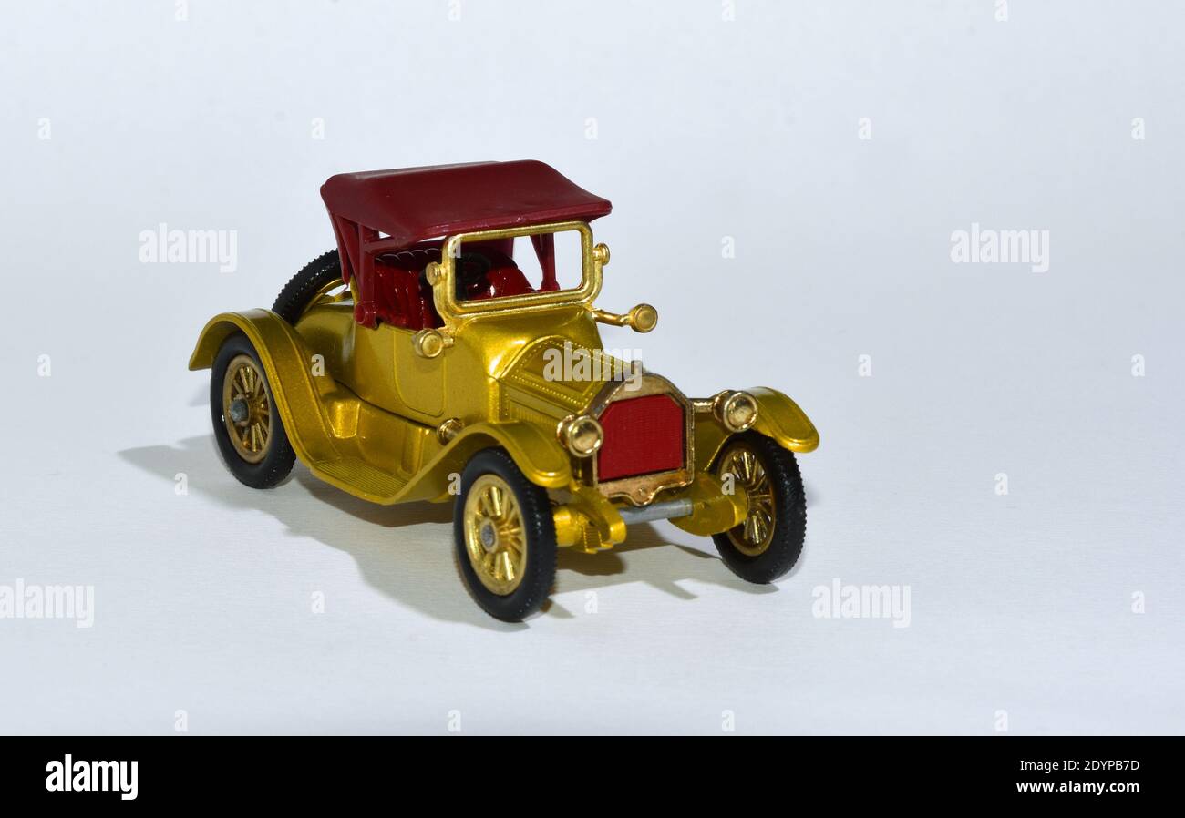 Spielzeug Diecast Modell Auto 1913 Cadillac ein Matchbox-Produkt von Lesney mit weißem Hintergrund. Stockfoto
