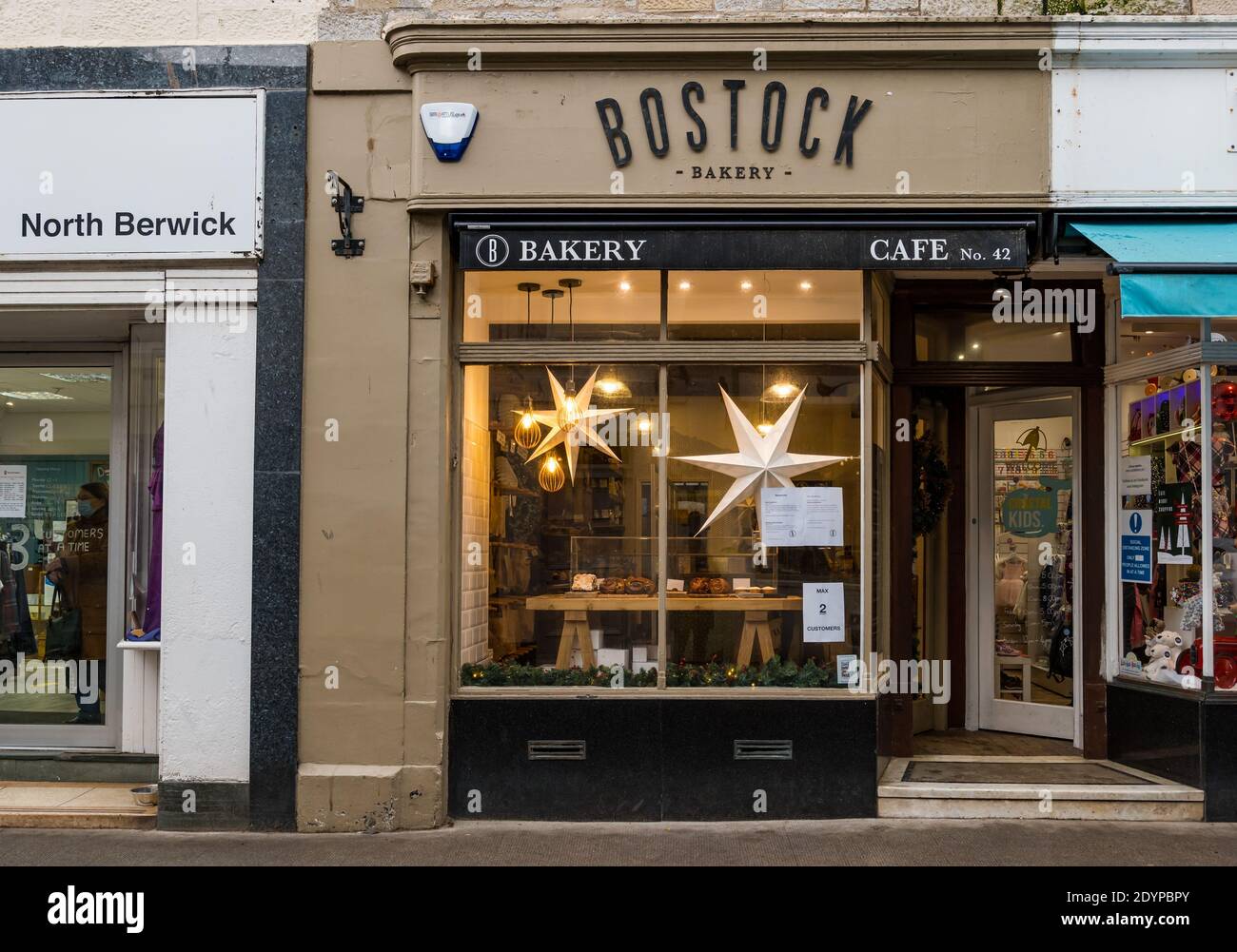 Vorderseite des Bostock Bakery Schaufensters mit Weihnachtsdekorationen, High Street, North Berwick, East Lothian, Schottland, Großbritannien Stockfoto