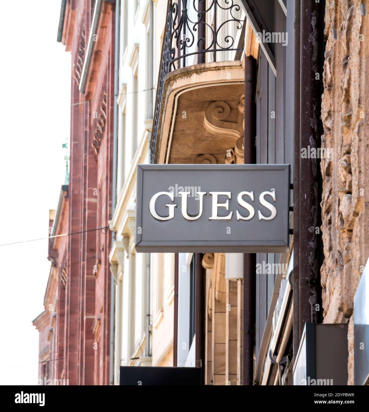Basel, SCHWEIZ: Guess Store. Gegründet 1981, vermarktet die amerikanische  Bekleidungsmarke und Einzelhändler Kleidung für Männer und Frauen,  Modeaccessoires Stockfotografie - Alamy