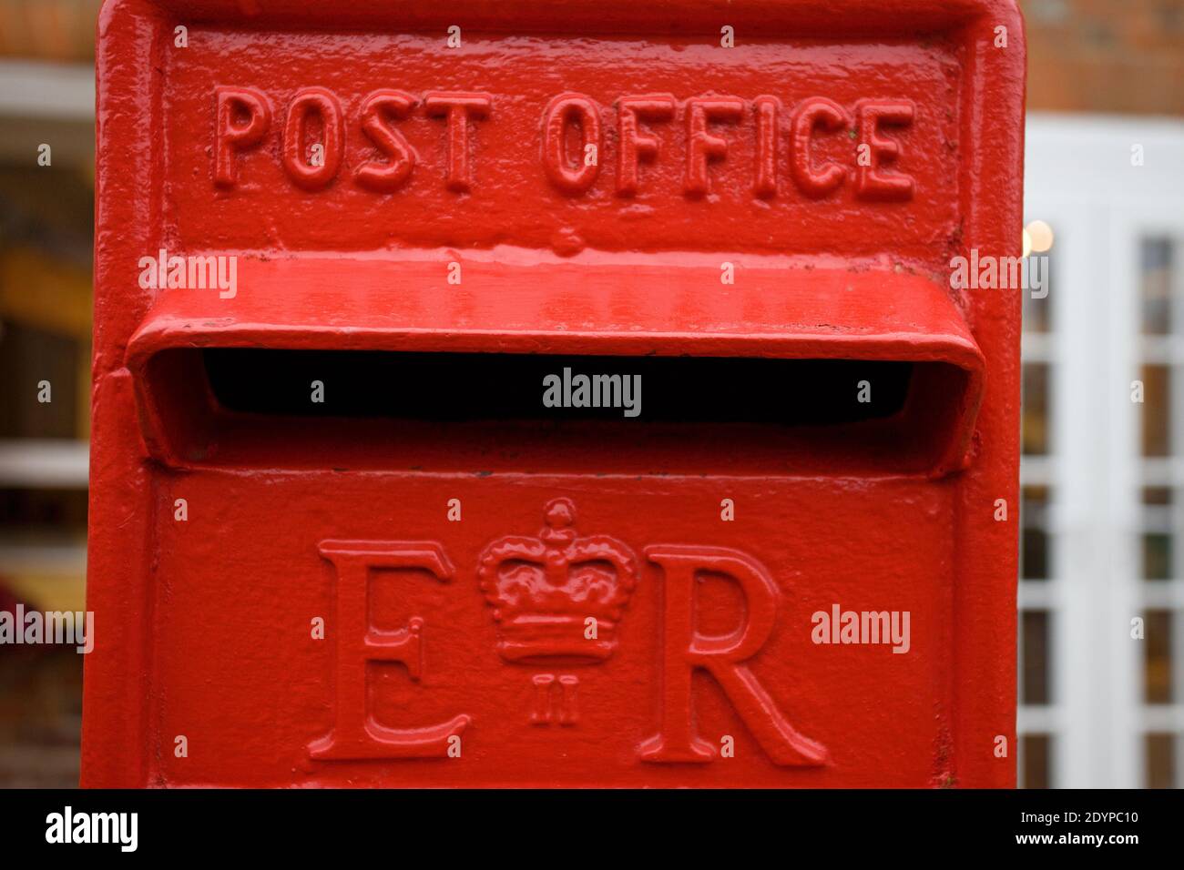 Rote Briefkasten Nahaufnahme. England Stockfoto