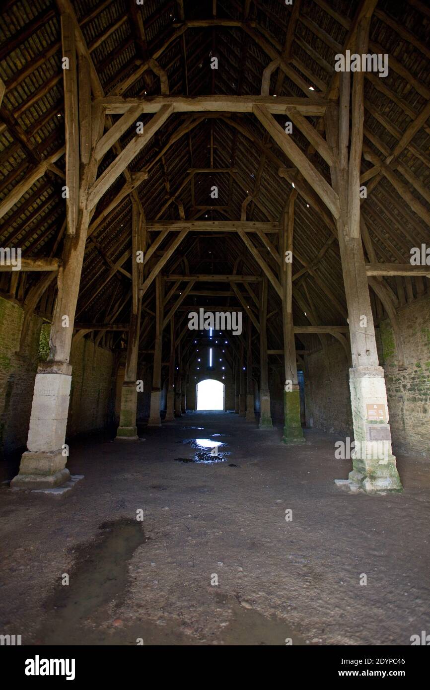 Innenansicht von Great Coxwell Tithe Barn, Oxfordshire England Stockfoto