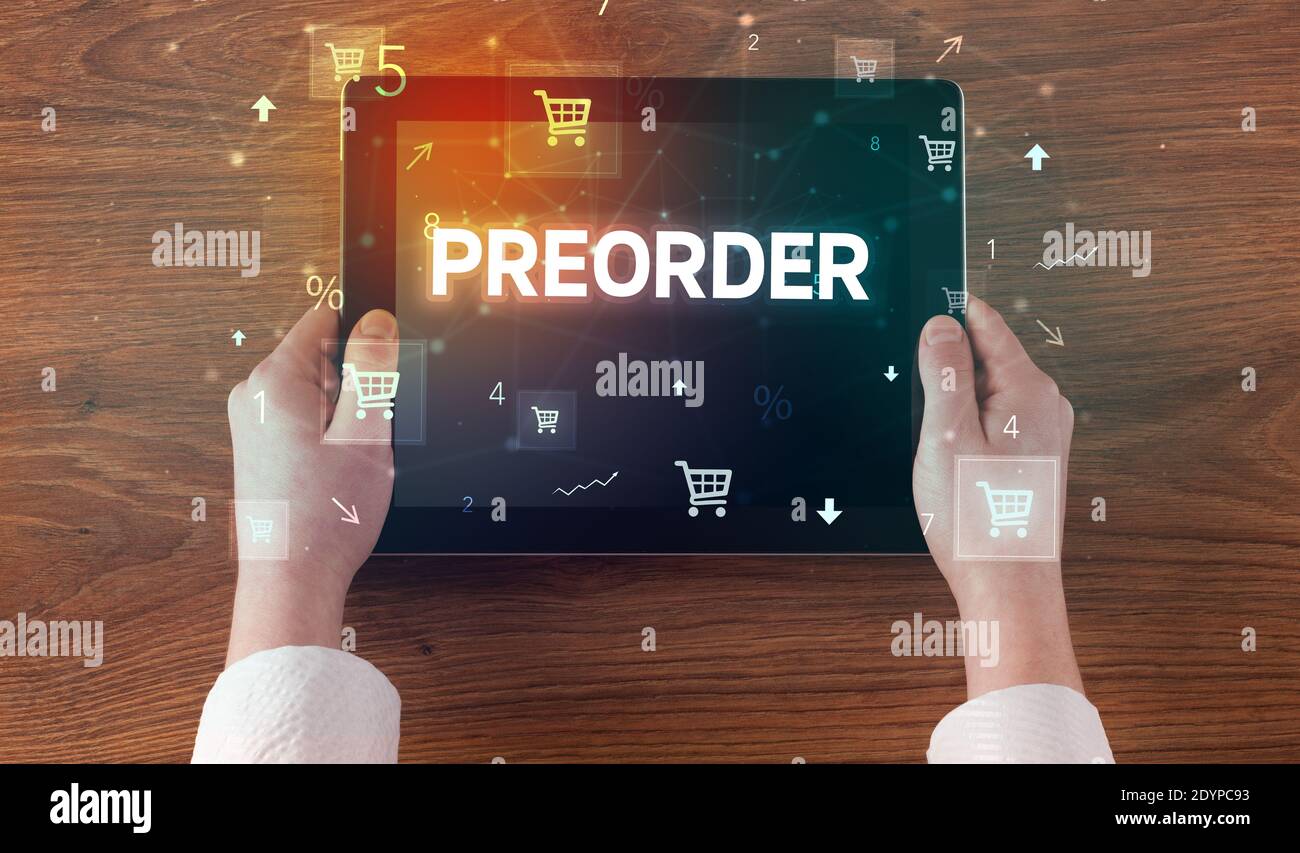Nahaufnahme eines Hand-Haltetabletts mit VORBESTELL-AUFSCHRIFT, Online-Shopping-Konzept Stockfoto
