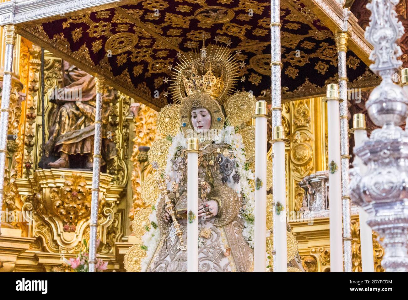 Almonte, Spanien. Die Jungfrau von El Rocio, eine kleine geschnitzte Holzstatue der Jungfrau Maria und Kind Stockfoto