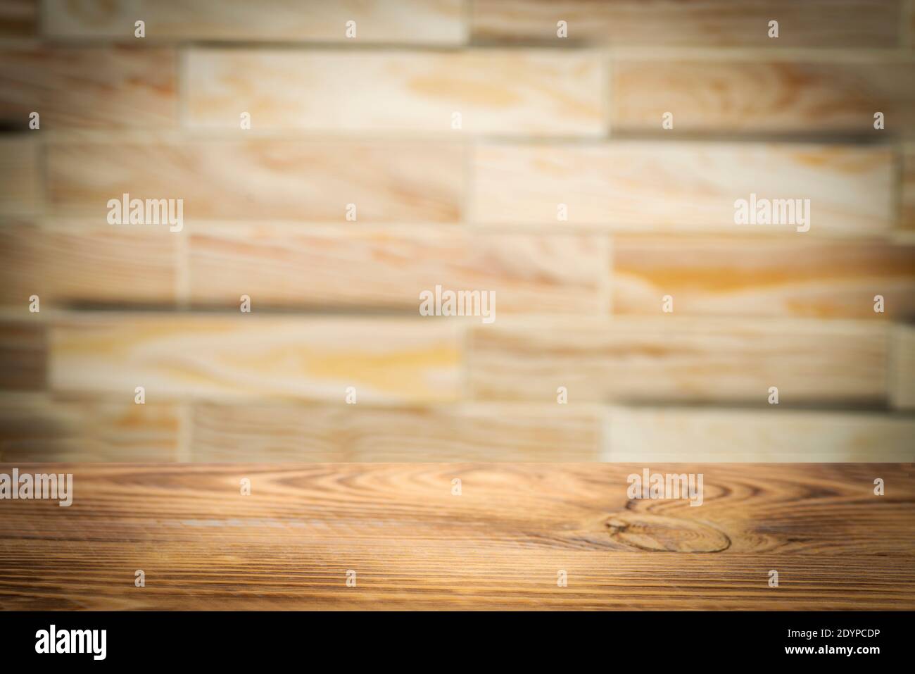 Leere grobe Holztisch mit verschwommenem Hintergrund für Produktvitrine mit Platz für Text oder Foto. Stockfoto