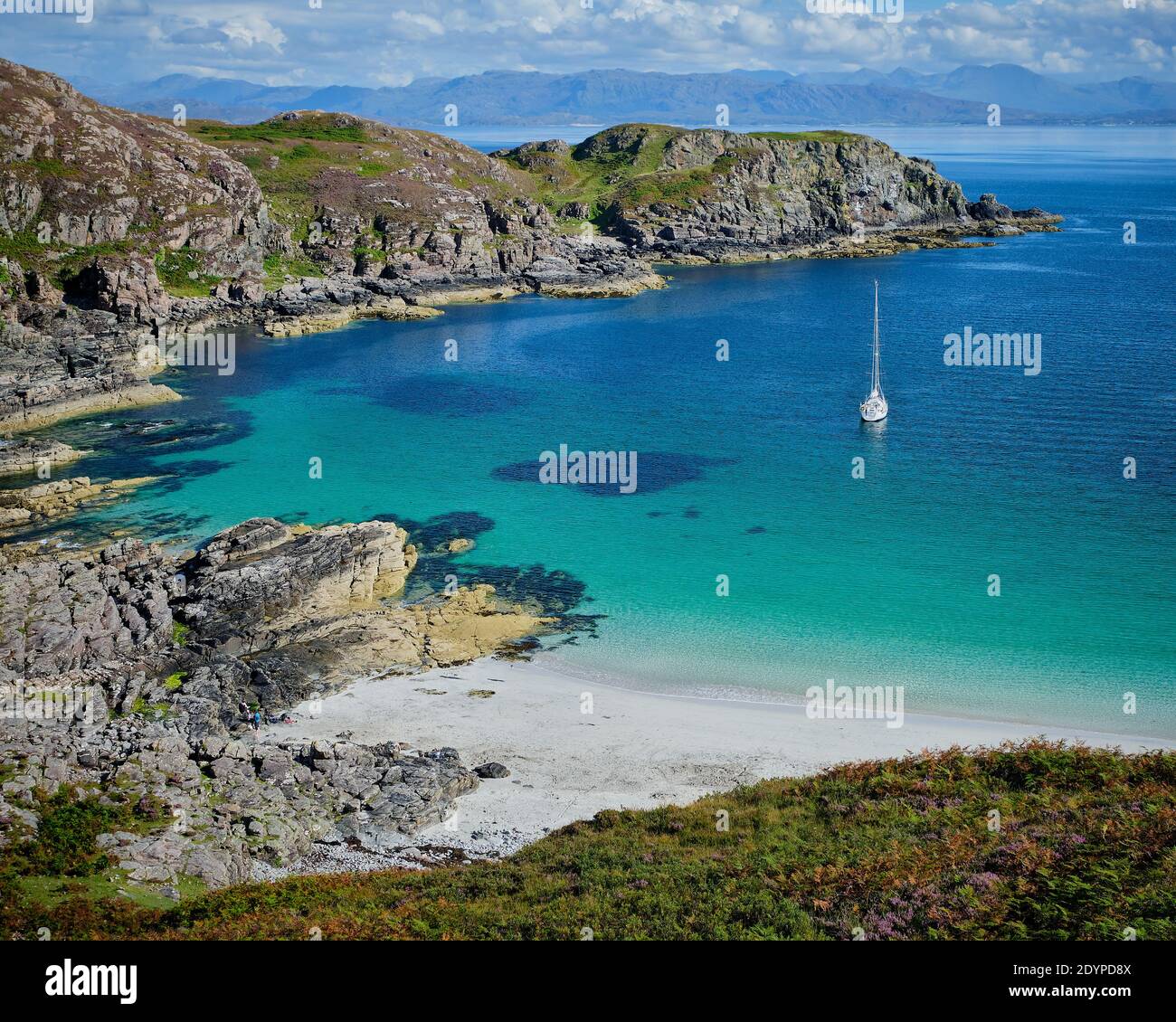 Yacht bei Anchor an einem sonnigen Tag in einem klaren bay Anchorage bei Camas Daraich in der Nähe der Point of Sleat An der Skye Westküste von Schottland Stockfoto