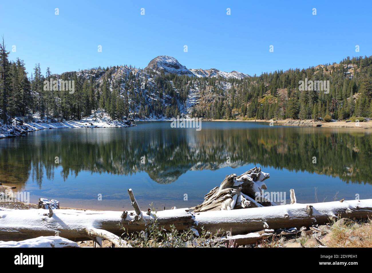 See umgeben von schneebedeckten Bergen in Kalifornien Stockfoto
