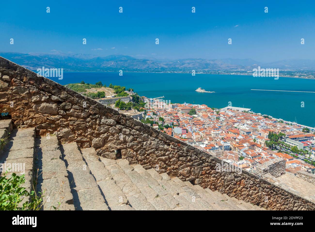 Panoramablick auf Nafplio Stadt von der mittelalterlichen Burg von Palamidi und den tausend Steintreppen, die auf (oder ab) die Burg, Griechenland, Europa führen Stockfoto