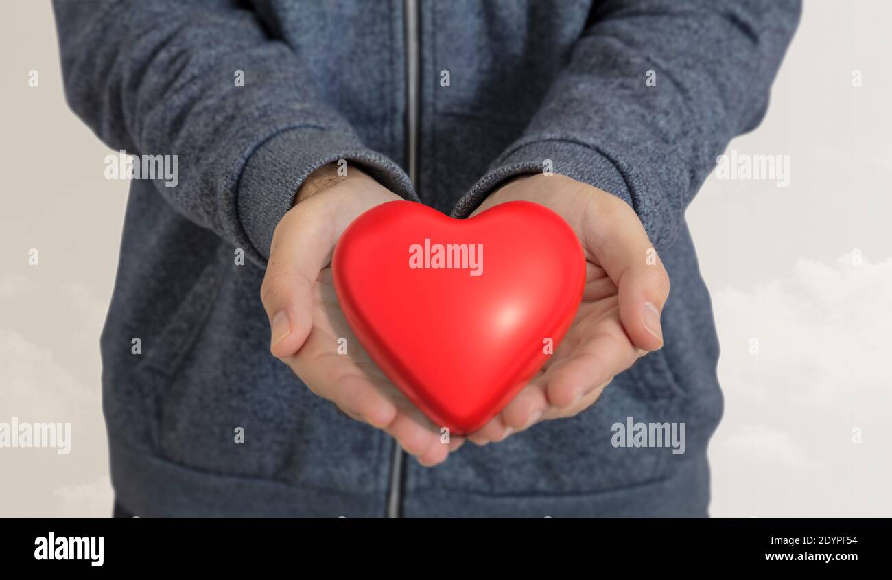 Mann, der ein rotes Herz auf weißem Hintergrund isoliert. Männliche cupped Hände halten eine rote Farbe Herz, Liebe, valentine, Organ Spende Konzept. 3d-Abb. Stockfoto