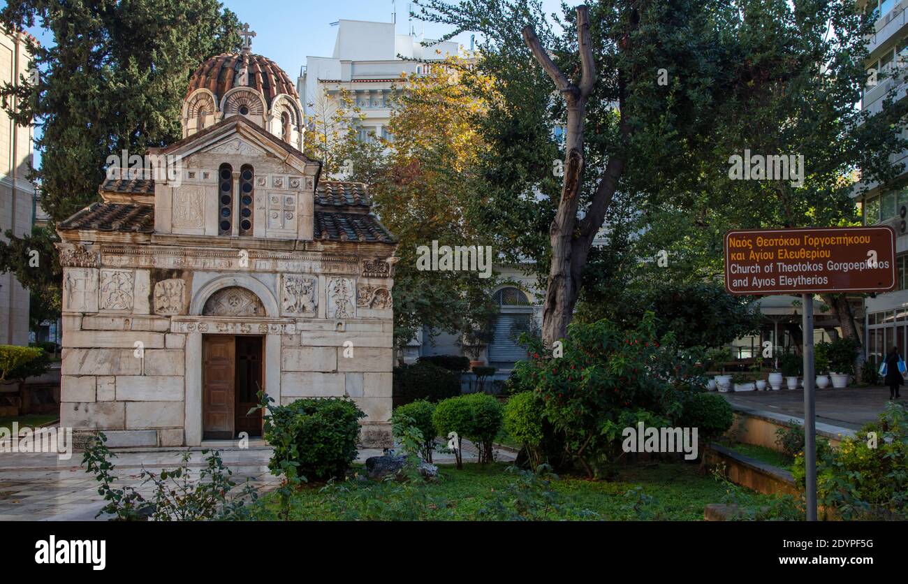 Griechisch-orthodoxe Kirche kleine Metropole oder Agios Eleftherios, neben der Metropolitan Cathedral, Athen, Griechenland. Dezember in einer leeren Stadt wegen COV Stockfoto